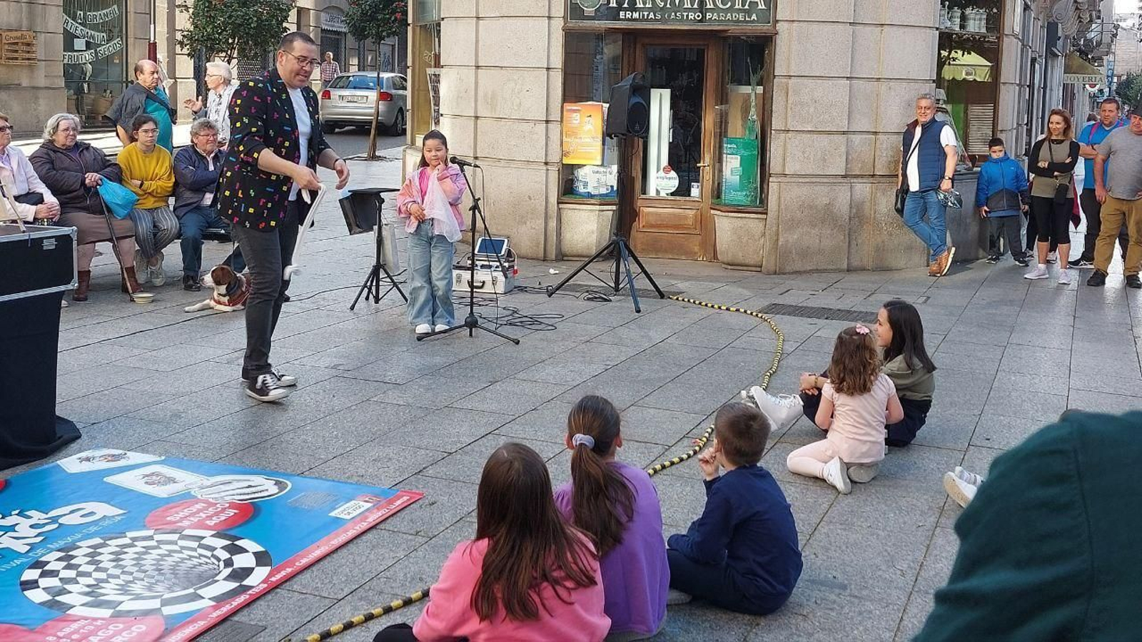 Actuación del Mago Paco en O Calvario dentro del festival 'Maxia na rúa' celebrado el año pasado. // Antía Lago
