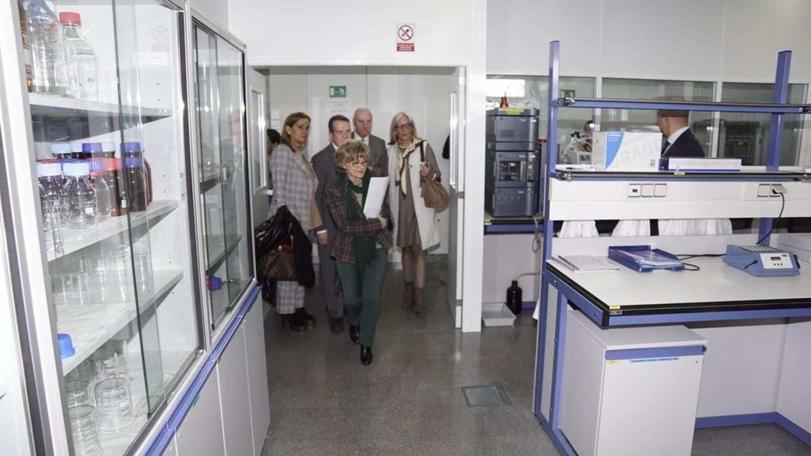 La directora del Laboratorio, Ana Gago, a la derecha.