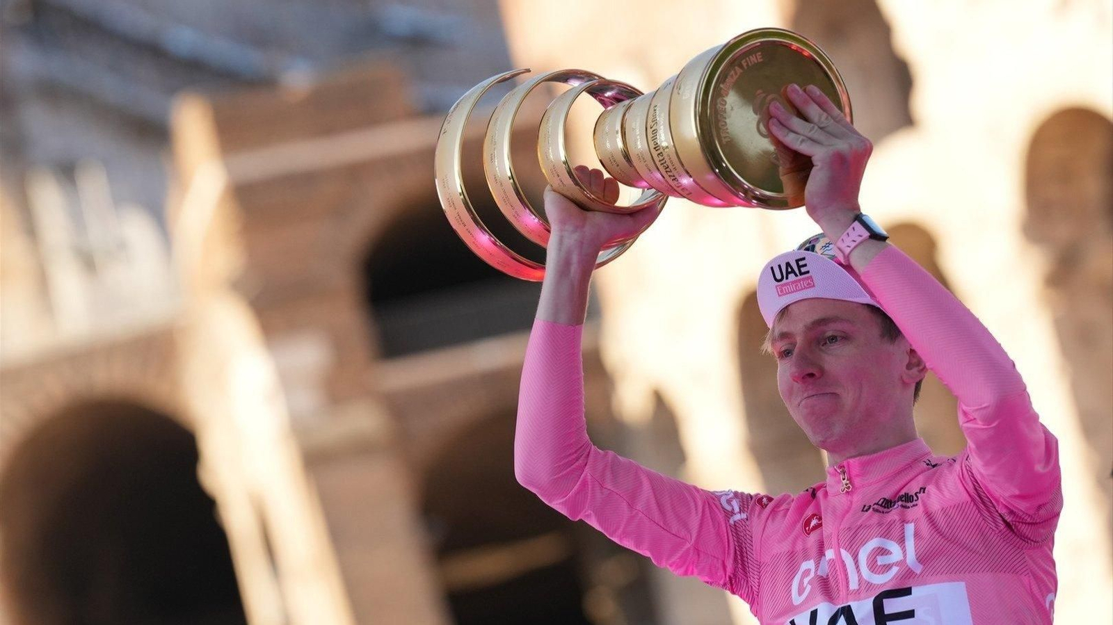 Pogacar posa con su primer Giro de Italia. // E.P.