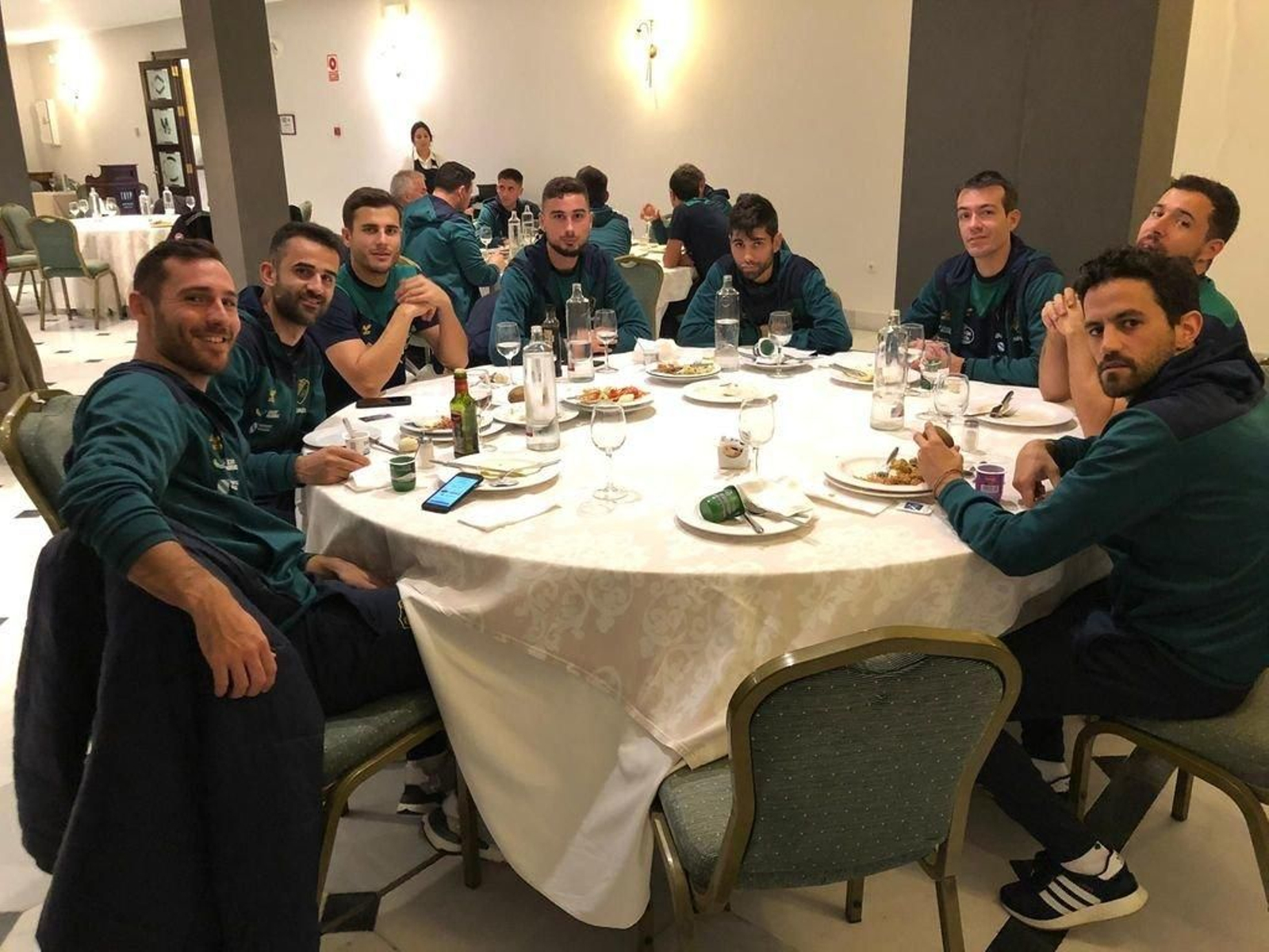 La expedición del Coruxo durmió anoche en Melilla, después de no poder disputar el partido previsto.