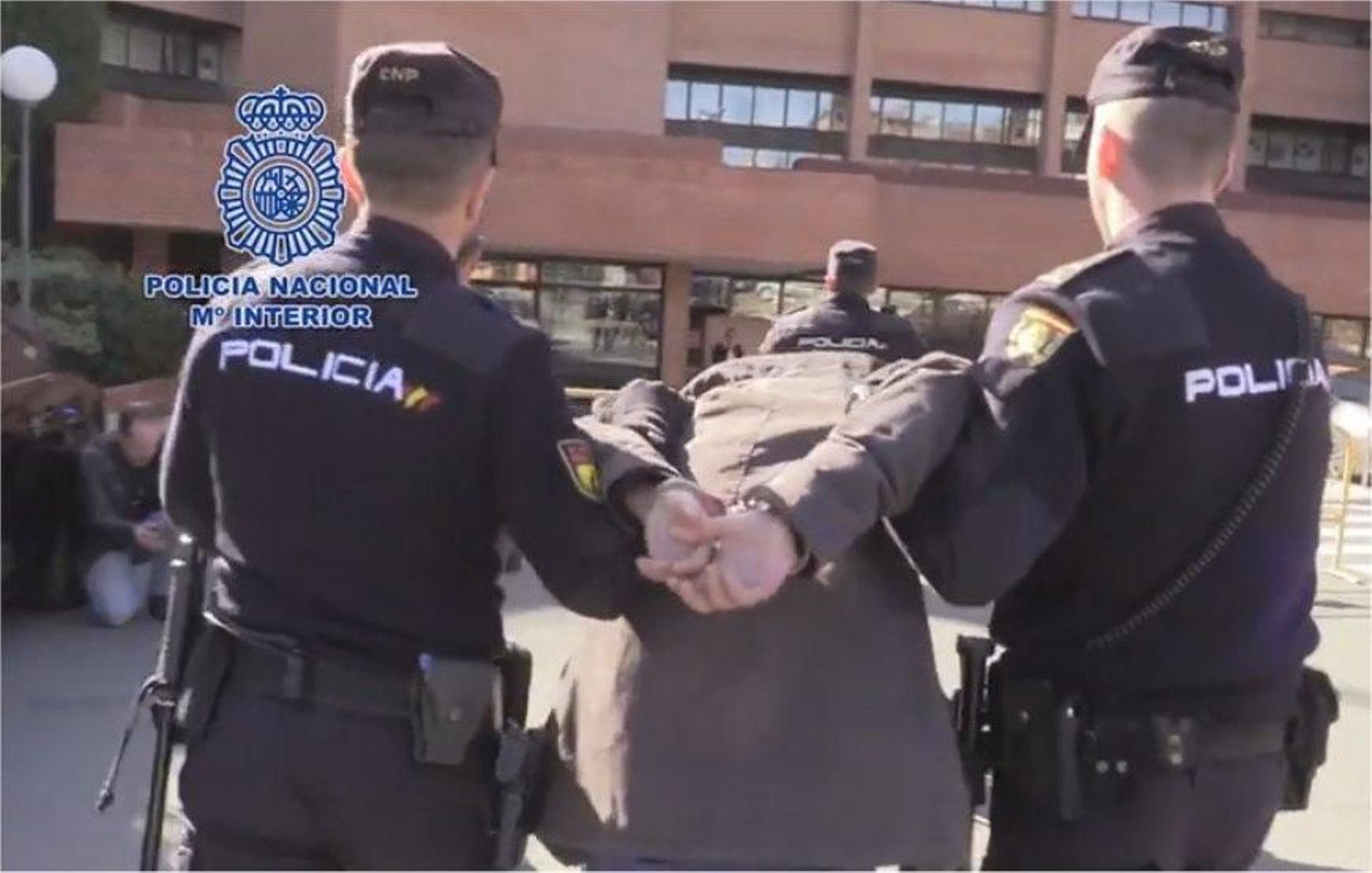 Agentes de la Policía Nacional, trasladando al parricida de Madrid.