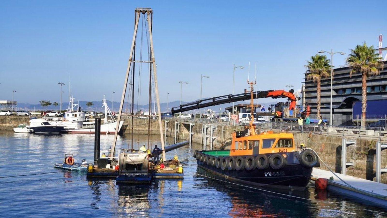 Trabajos en marcha para la instalación de los nuevos pantalanes ecológicos en A Laxe.