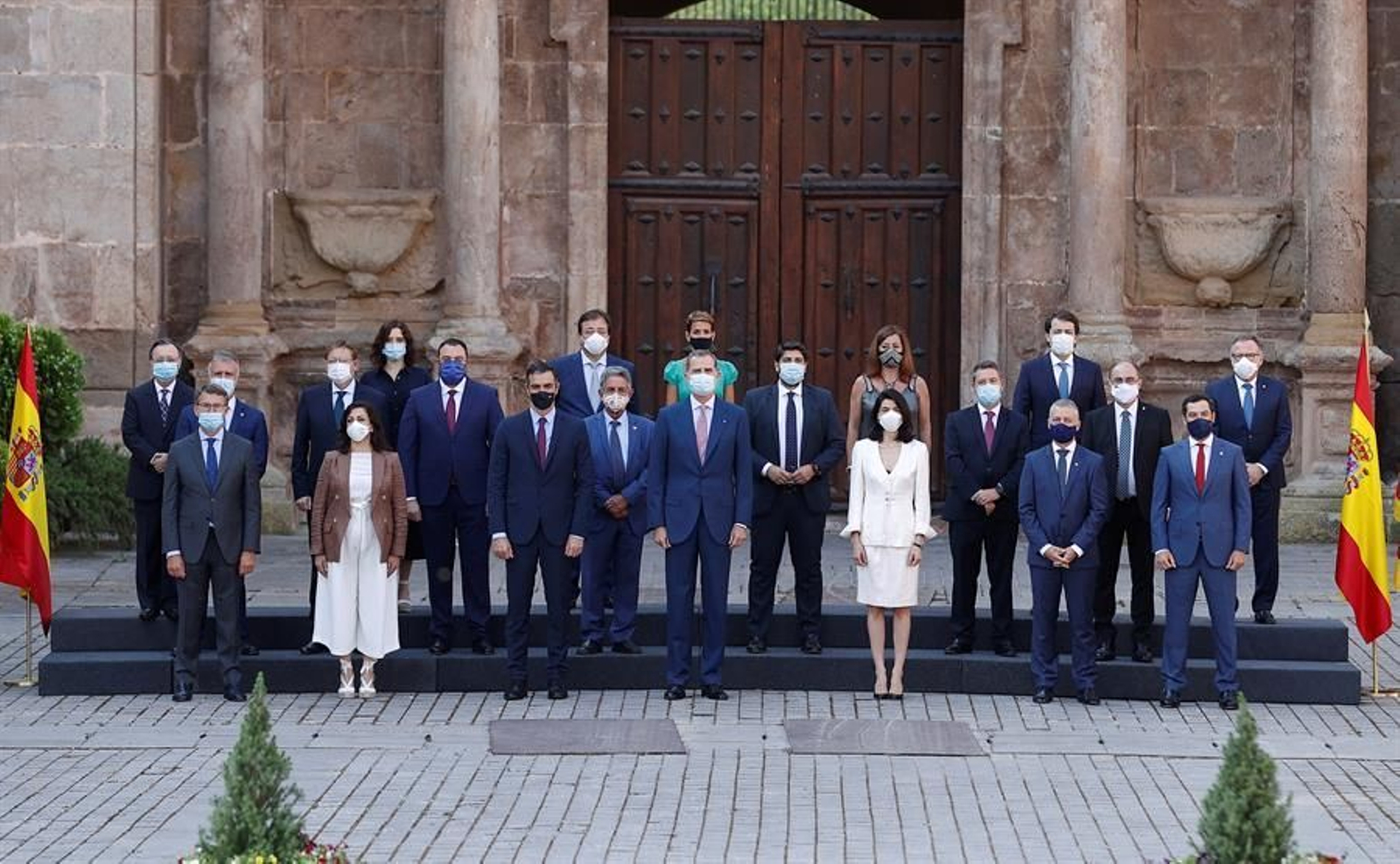 El rey Felipe VI, el presidente del Gobierno, Pedro Sánchez, la presidenta del Senado, Pilar Llop, la jefa del Ejecutivo de la Rioja, Concha Andreu (2i), anfitriona de la conferencia y los presidentes autonómicos posan para la foto de familia a su llegada al monasterio de San Millán de Yuso, en San Millán de la Cogolla
