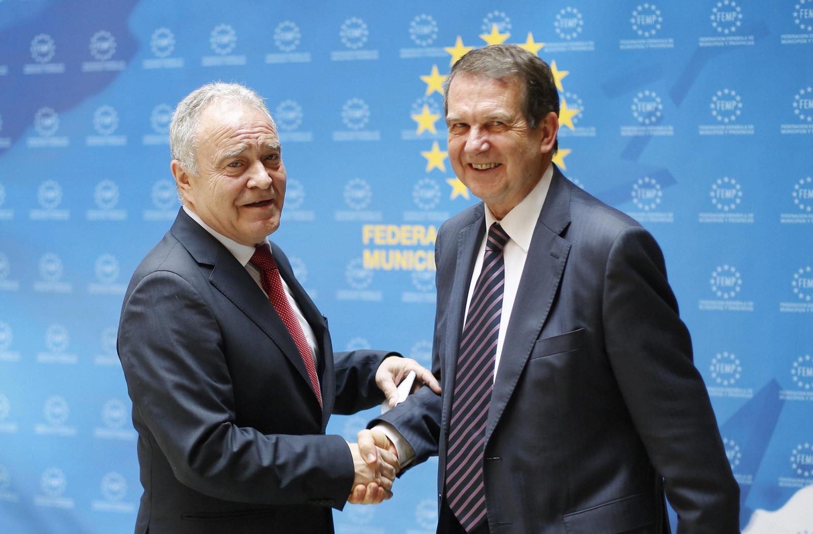 Abel Caballero, derecha, junto al presidente de la Diputación oscense en el congreso sobre despoblación.