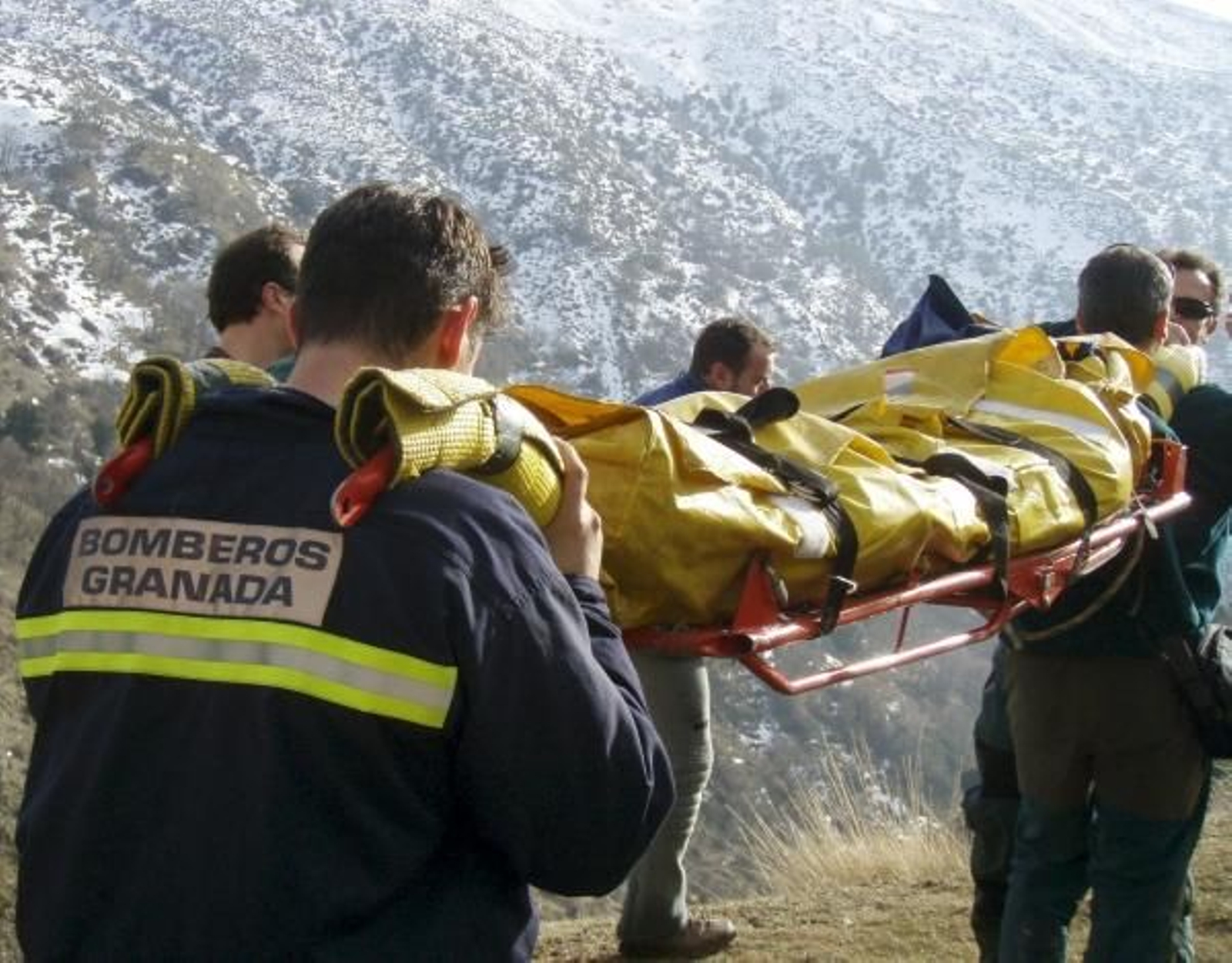 Los equipos de montaña evacúan el cuerpo localizado.