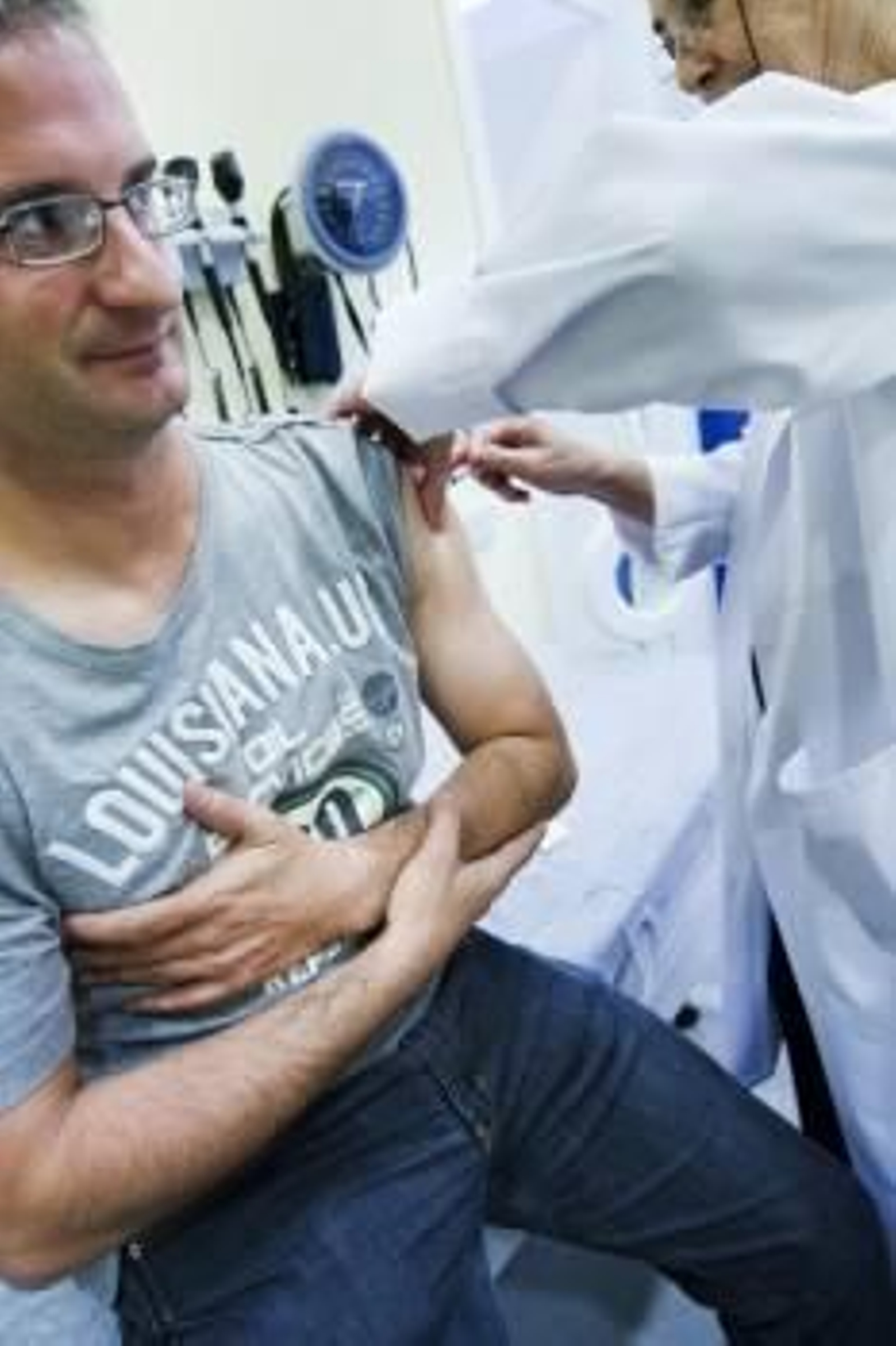 Un hombre se vacuna contra la gripe.  (Foto: I. HERRERO)