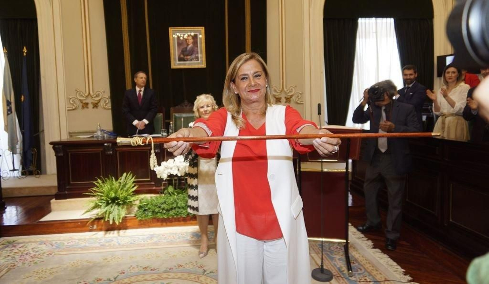 Carmela Silva, tras recibir ayer el bastón de mando d e la Diputación.