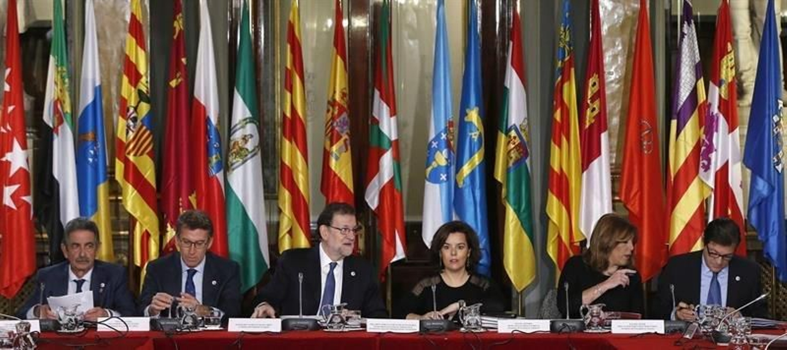 El presidente de Cantabria, Miguel Angel Revilla; el de la Xunta de Galicia, Alberto Núñez Feijóo; el presidente del Gobierno, Mariano Rajoy; la vicepresidenta del Gobierno y ministra de Administraciones Territoriales, Soraya Saénz de Santamaría