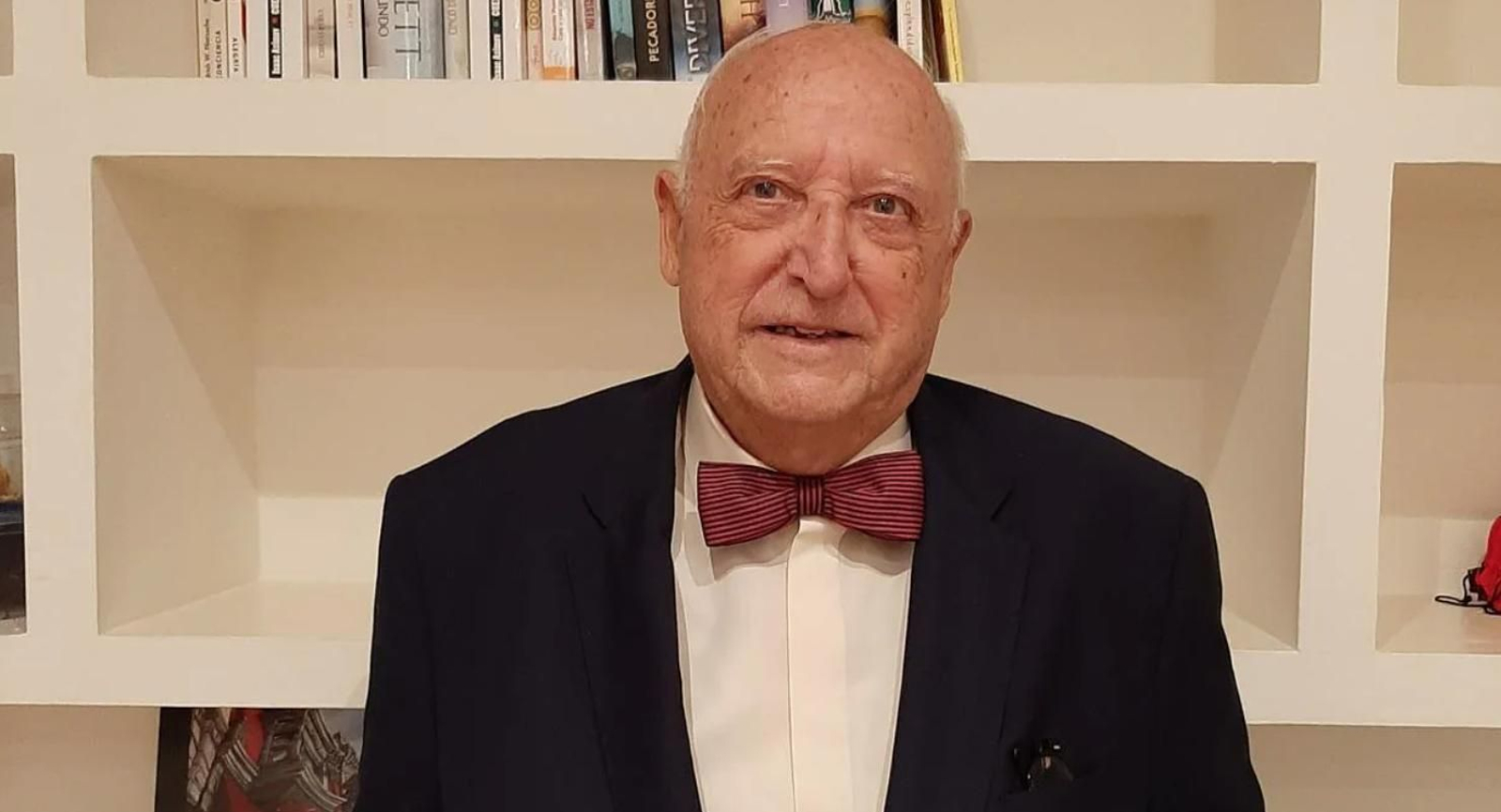 Licenciado en Derecho por la Universidad de Sevilla y doctor en Derecho por la Universidad Complutense de Madrid, Jose Antonio de Yturriaga, ingresó en la Carrera Diplomática en 1965. Ha estado destinado en las representaciones diplomáticas españolas en Monrovia, Düsseldorf y Lisboa.