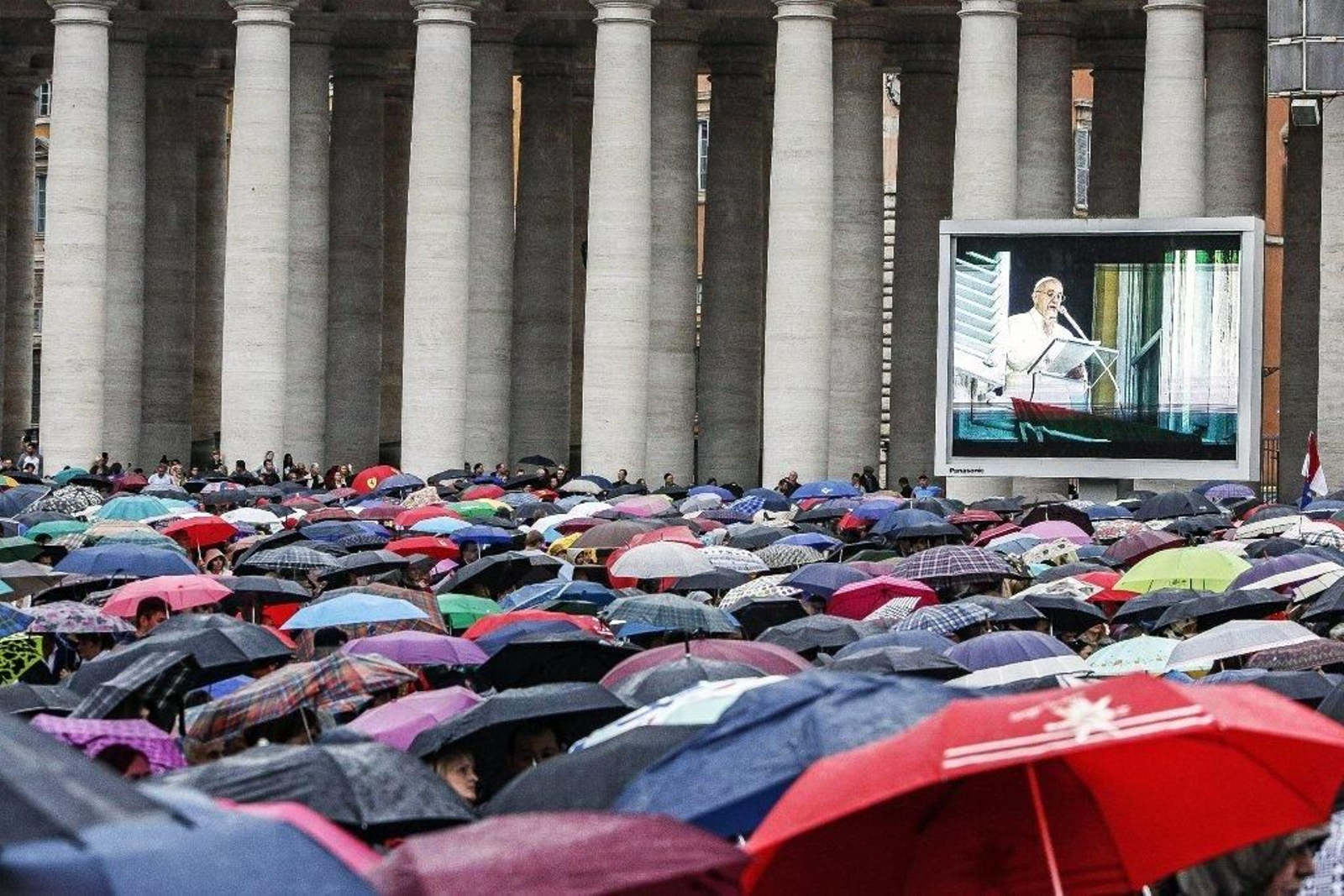 Cientos de personas siguen por una pantalla las palabras del papa en el Jubileo de los Presos.