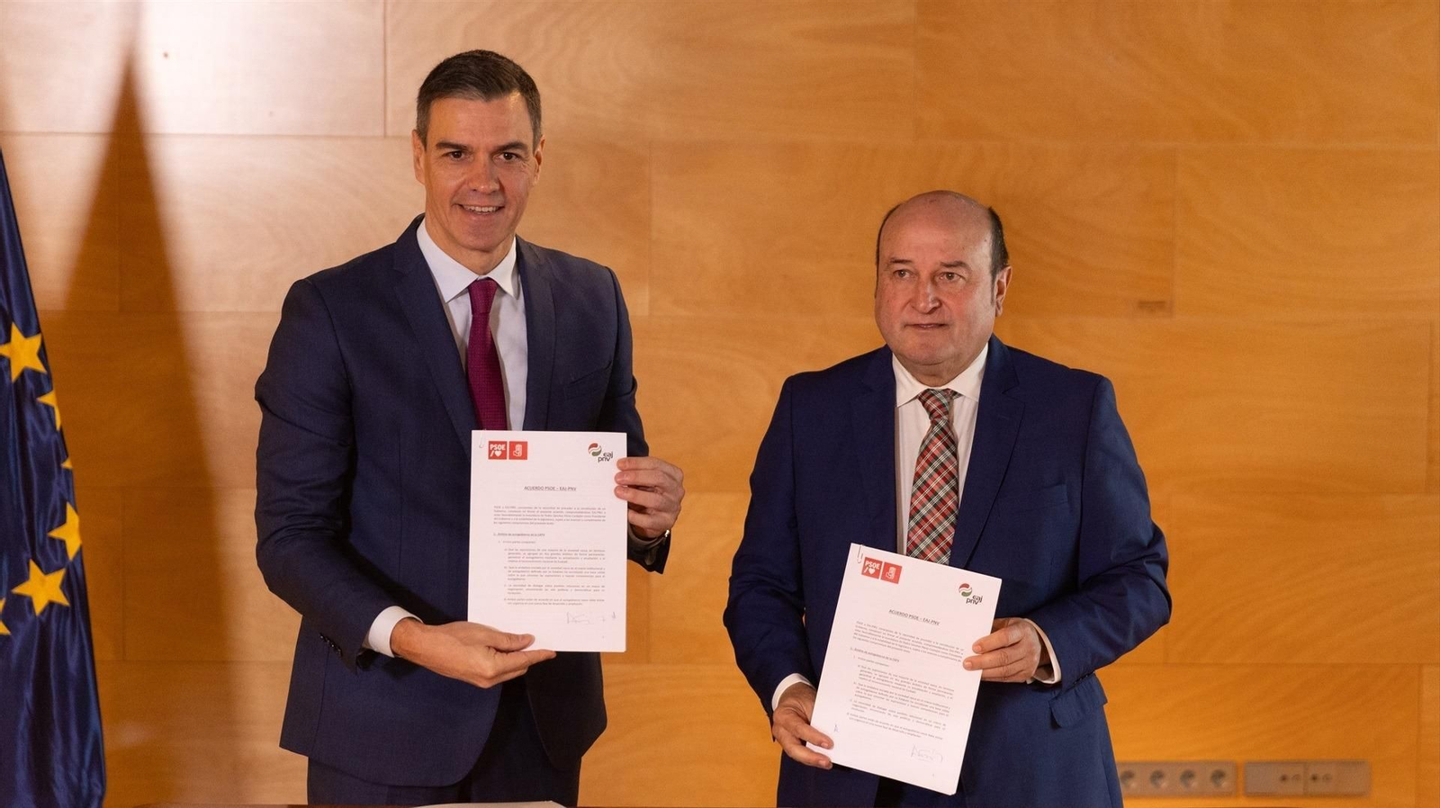 Firma del PSOE y el PNV el acuerdo de cara a la investidura. // EP