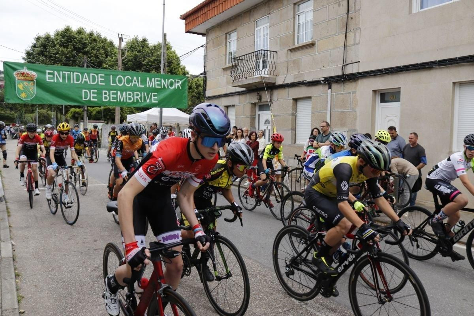 La salida -y también meta- de las distintas categorías se ubicó en la rúa Igrexa de Bembrive.