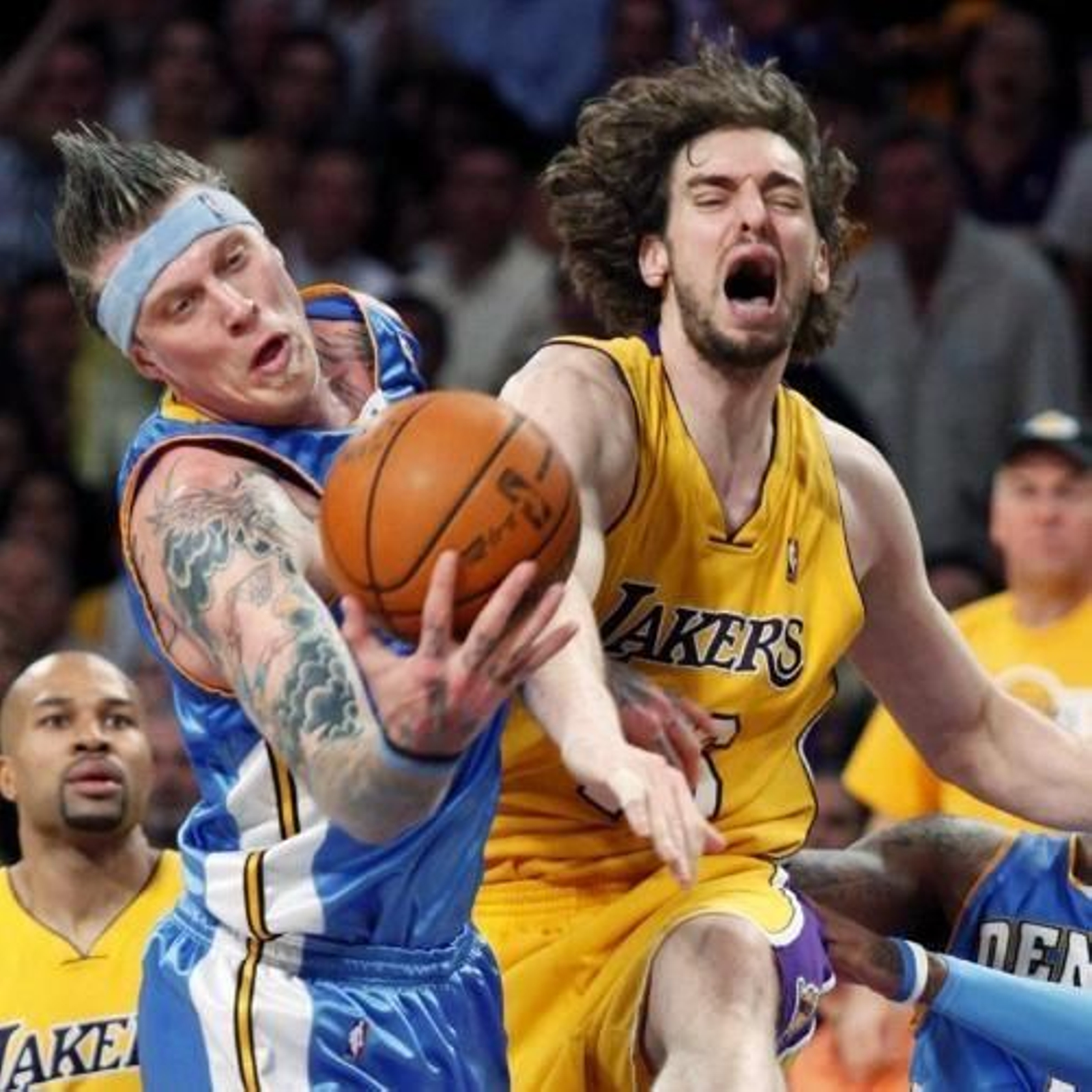 Pau Gasol lucha por controlar el balón.