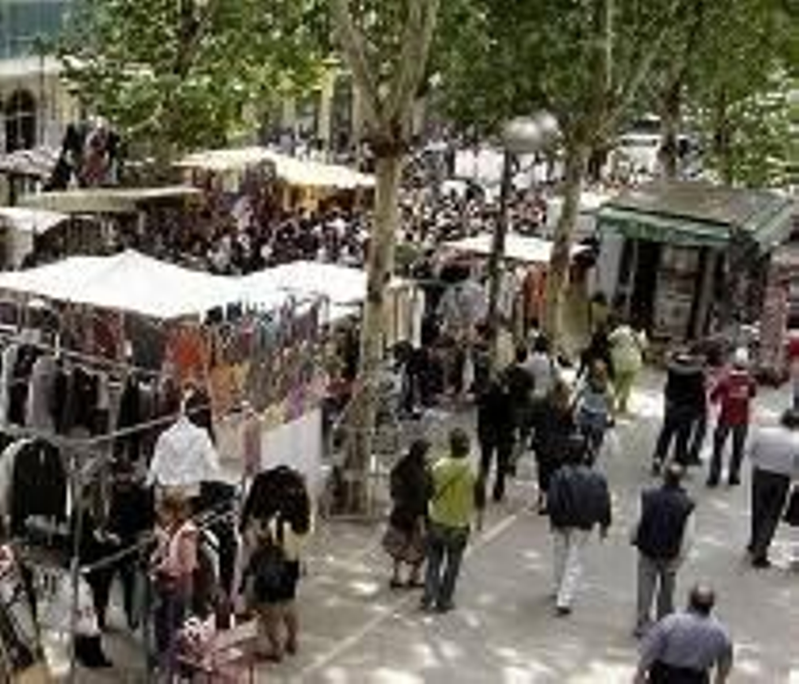 En la imagen, un domingo en el Rastro.