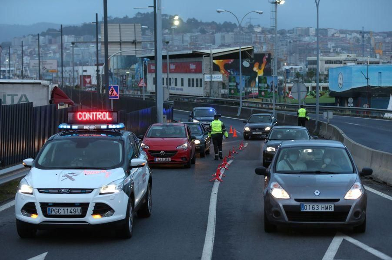 La Guardia Civil realiza controles en los accesos a la ciudad para vigilar la movilidad // Alberte