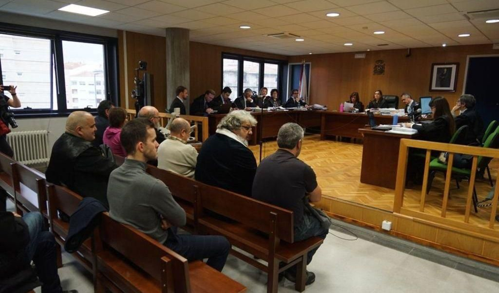 Un momento del juicio en Vigo contra los seis acusados (en el primer banco).  Dos fueron absueltos.