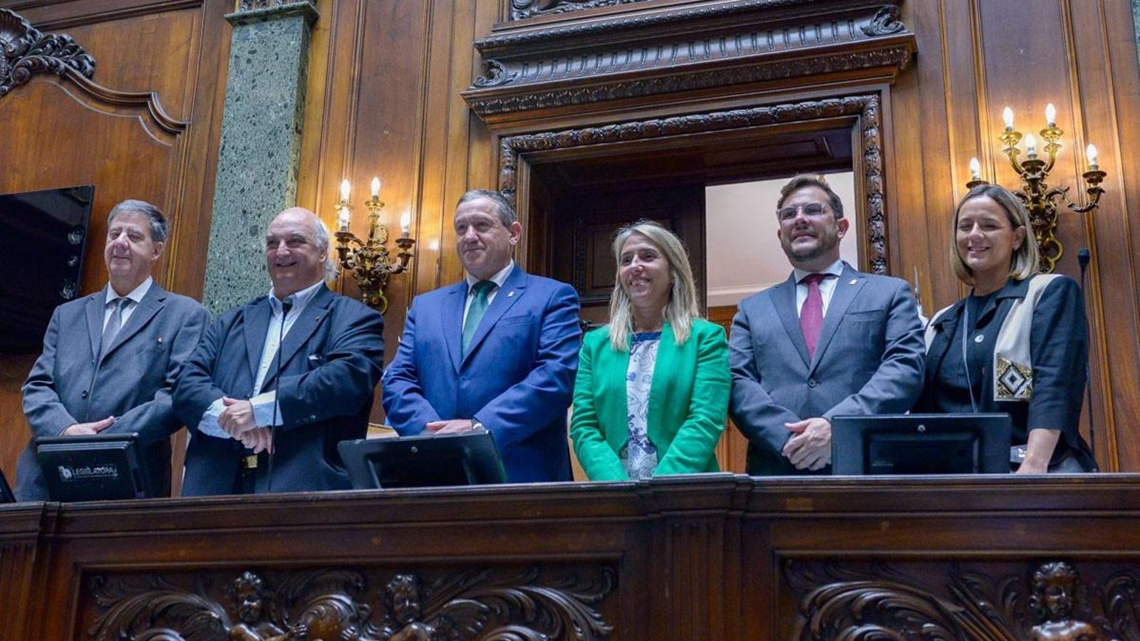 La delegación y los representantes locales en la presidencia del recinto de sesiones de la Legislatura.