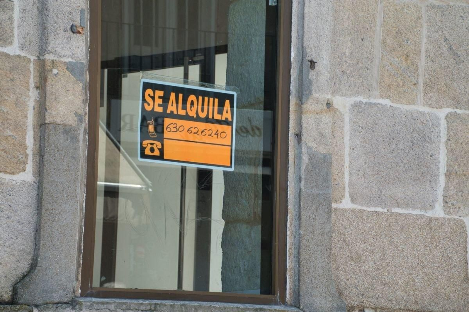 Un cartel de Se Alquila, en un edificio de Vigo.
