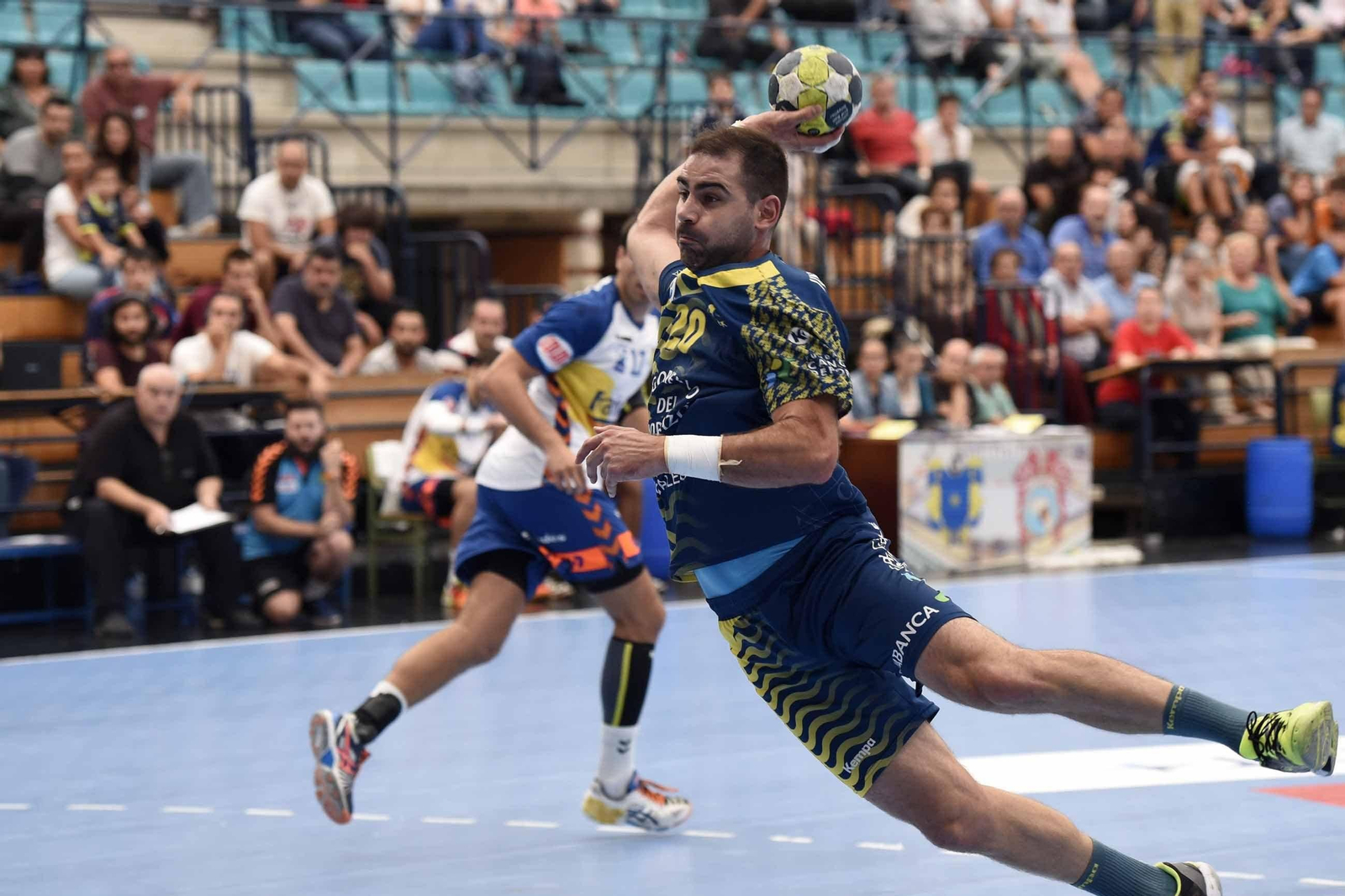 Dani Cerqueira lanza a portería durante el partido del sábado pasado ante el Granollers.