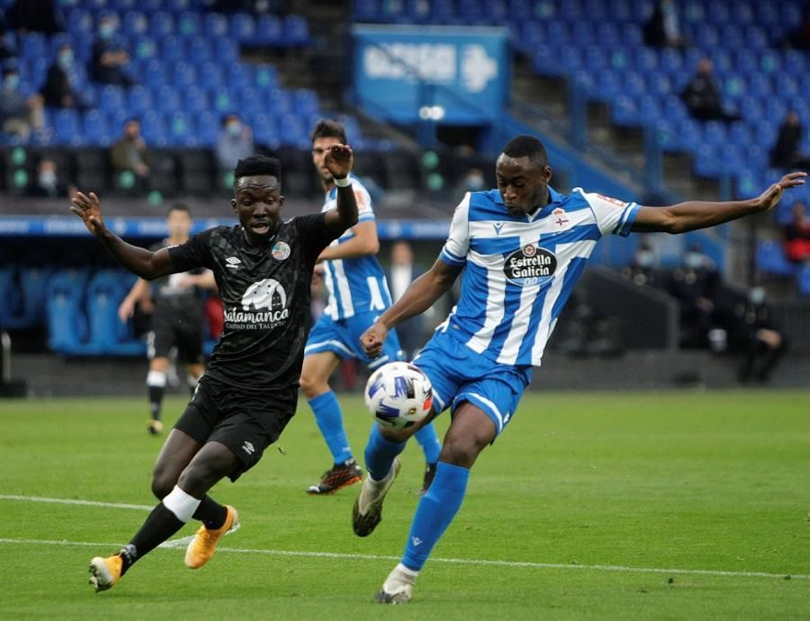 El jugador Ganés del salamanca Ernest Ohemeng (i), y el jugador nigeriano del Deportivo Mujaid Sadick,