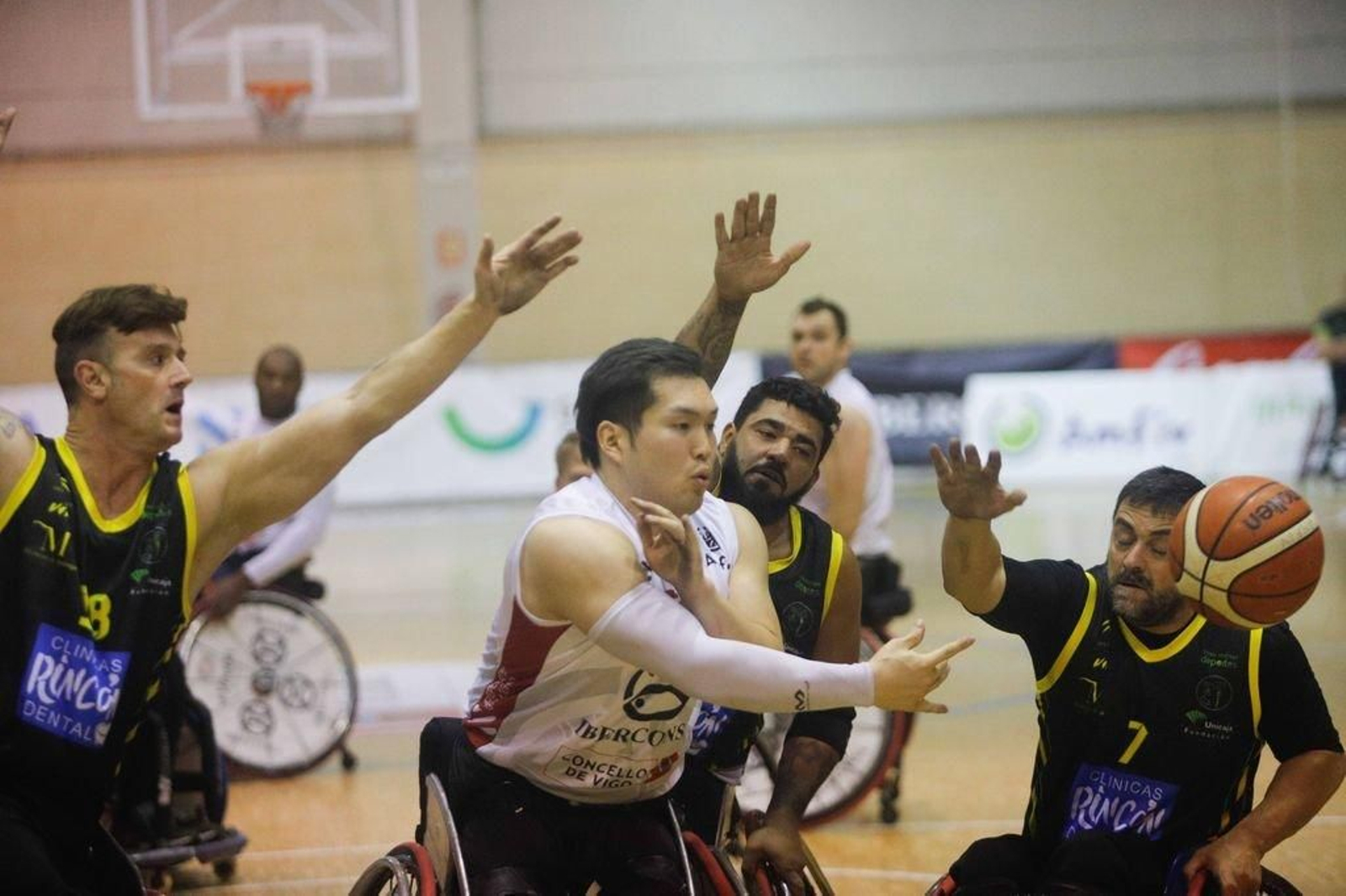 Naohiro Murakami pasa el balón en el anterior partido del Amfiv.