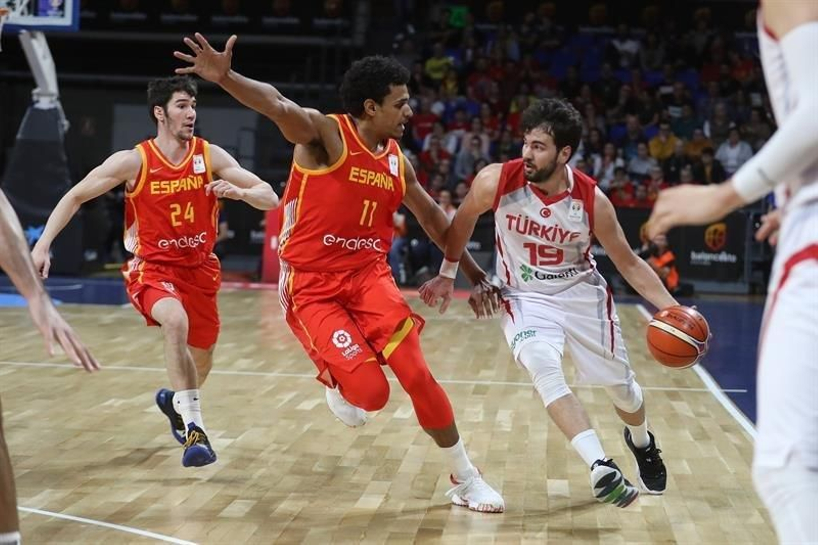 El pivot de la selección española de baloncesto Sebas Saiz (2d) presiona al alero de Turquía Bugrahan Tuncer (d)