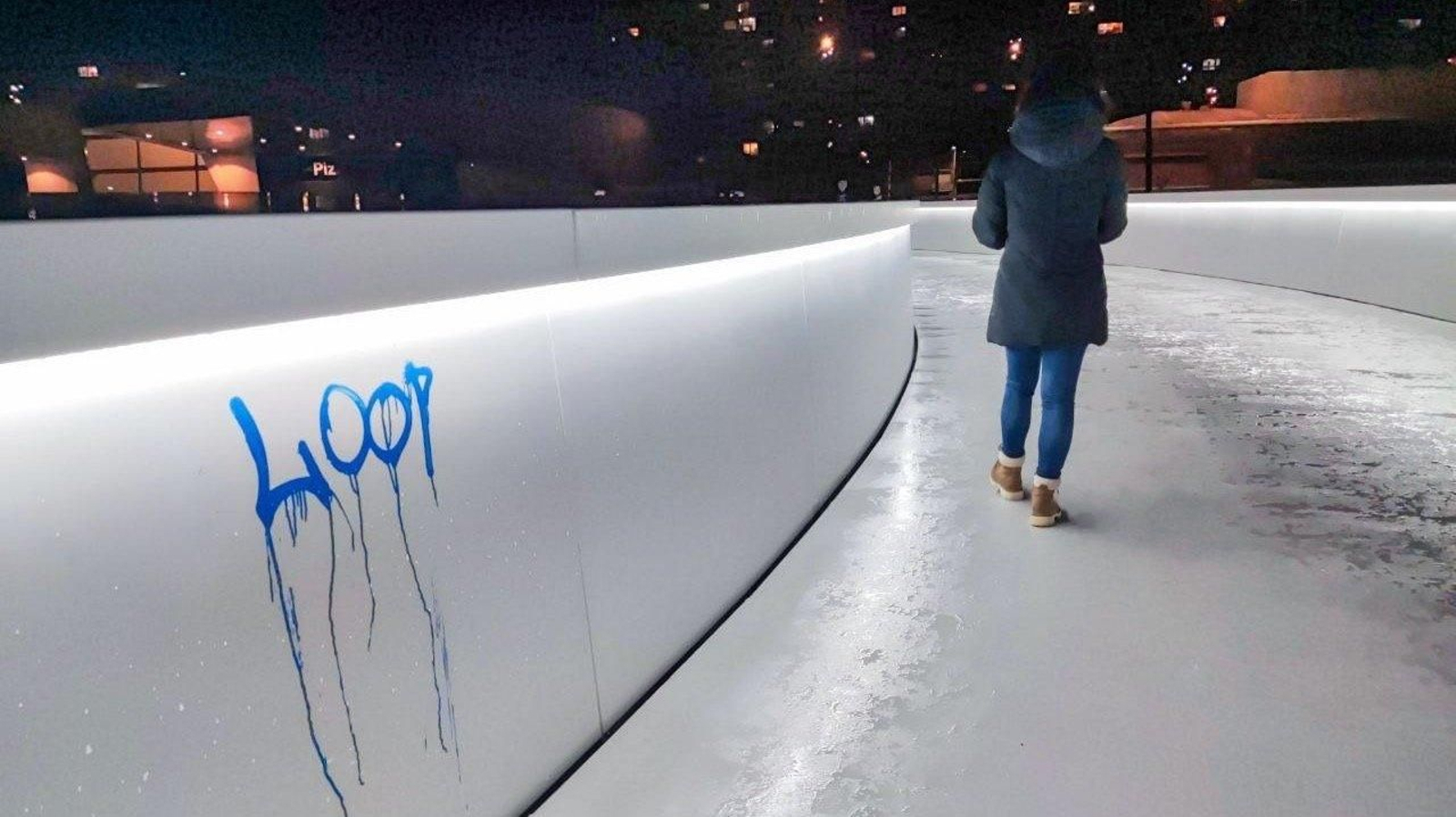 Una pintada en la pasarela del Halo. // Vicente Alonso