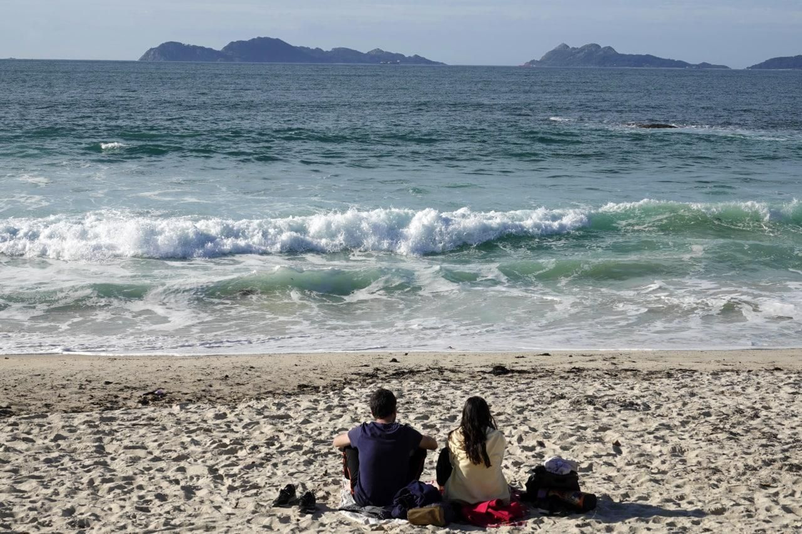 Fin de año con tiempo de verano en Vigo. Playa de Samil. // Vicente Alonso