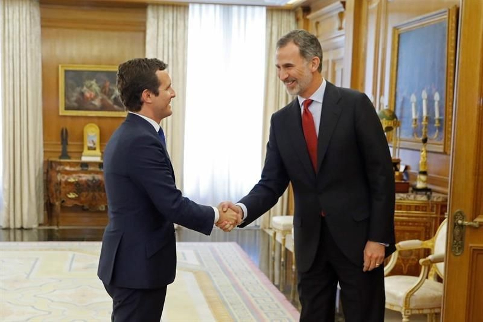 El rey Felipe VI saluda al presidente del Partido Popular, Pablo Casado