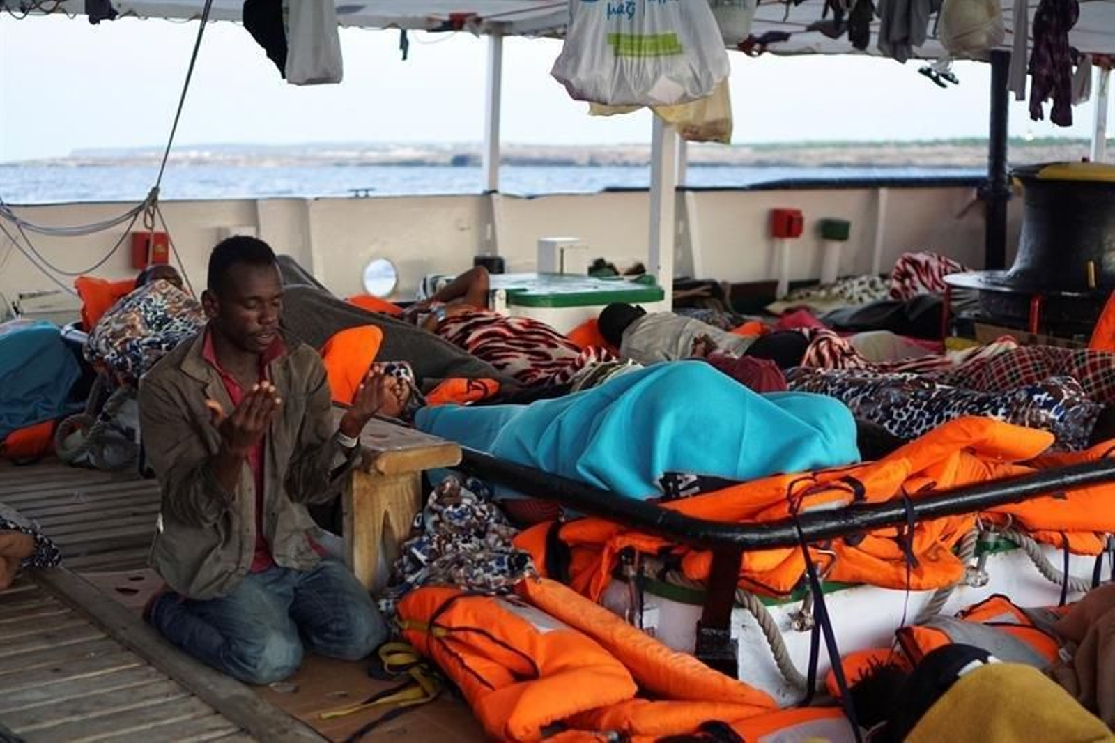 Un migrante reza a primera hora de ayer a bordo del "Open Arms", fondeado frente a Lampedusa.