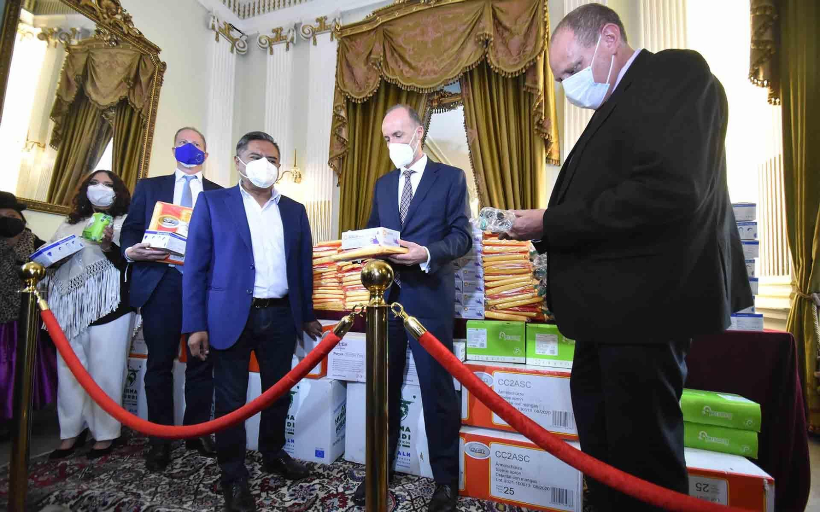 El embajador de España en Bolivia, Francisco Javier Gassó (2-d), entrega al canciller de Bolivia, Rogelio Mayta (c), una donación de insumos de bioseguridad contra la COVID-19 junto al viceministro de Comercio Exterior, Benjamín Blanco (1-d) y el embajador de la Unión Europea en Bolivia, Michael Dóczy. EFE/Stringer