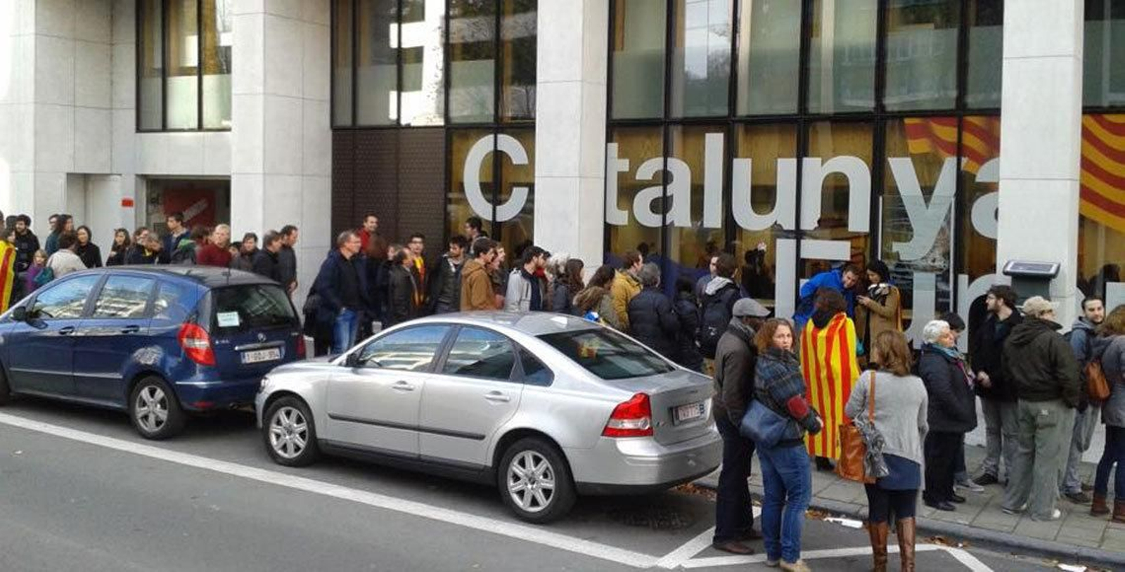 Cola de ciudadanos catalanes antes de depositar su voto en la urna instalada en Bruselas.