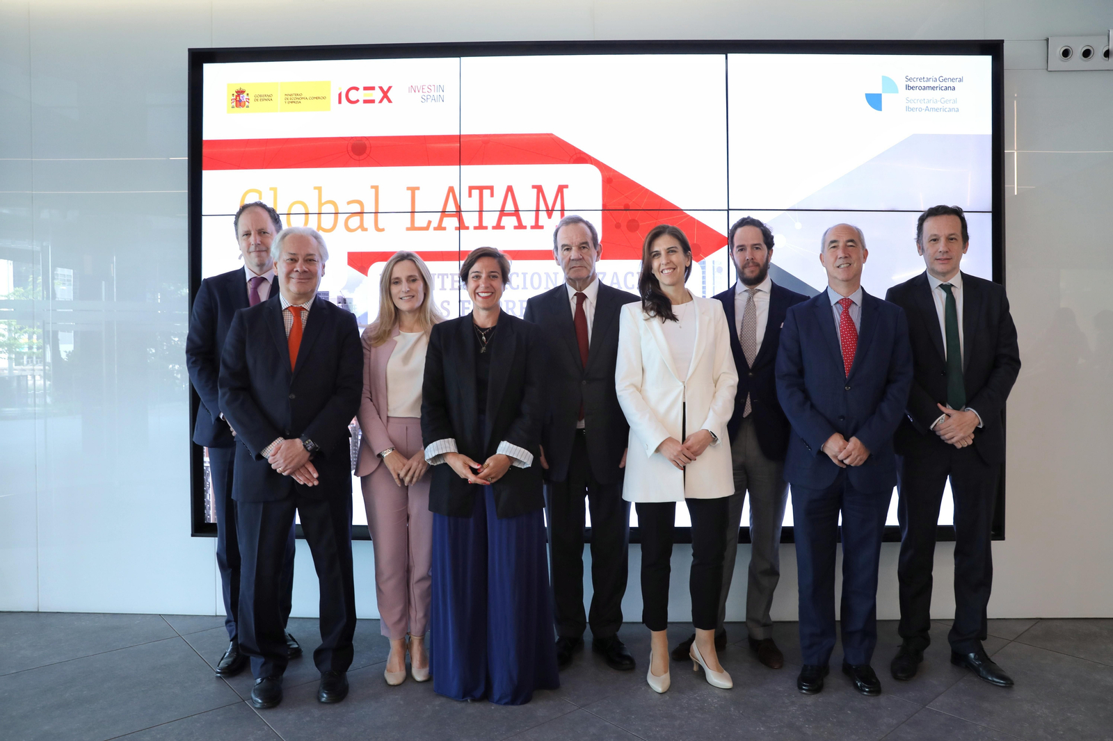 Foto de familia tras la presentación del informe, presentado por Elisa Carbonell, consejera delegada de ‎ICEX España Exportación e Inversiones, y Andrés Allamand, secretario general Iberoamericano, revela el origen, destino y sectores de la inversión latinoamericana en España.