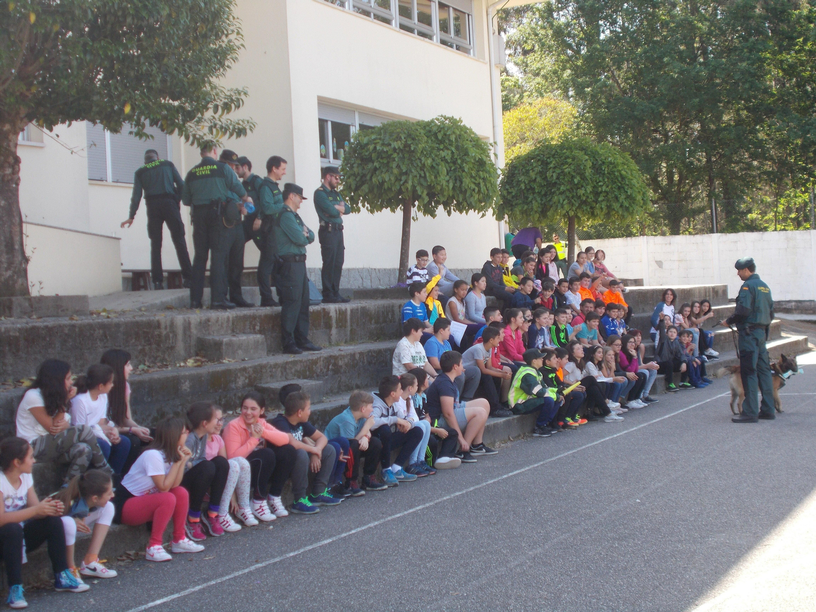 Exhibición da Garda Civil no colexio.