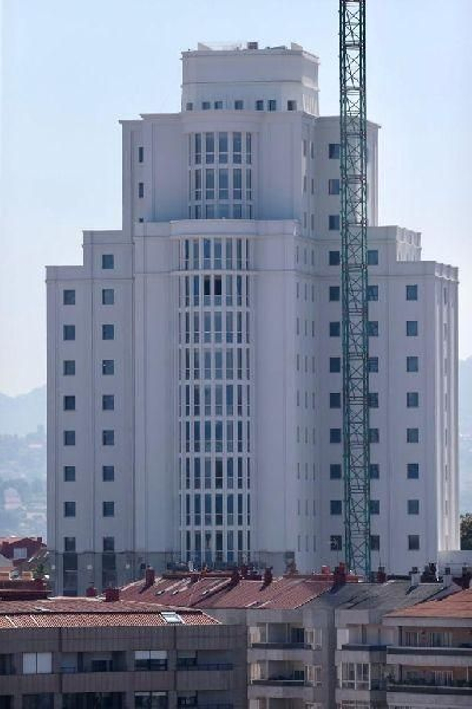 Desmontan la grúa de la Ciudad de la Justicia de Vigo _ Alberte 21