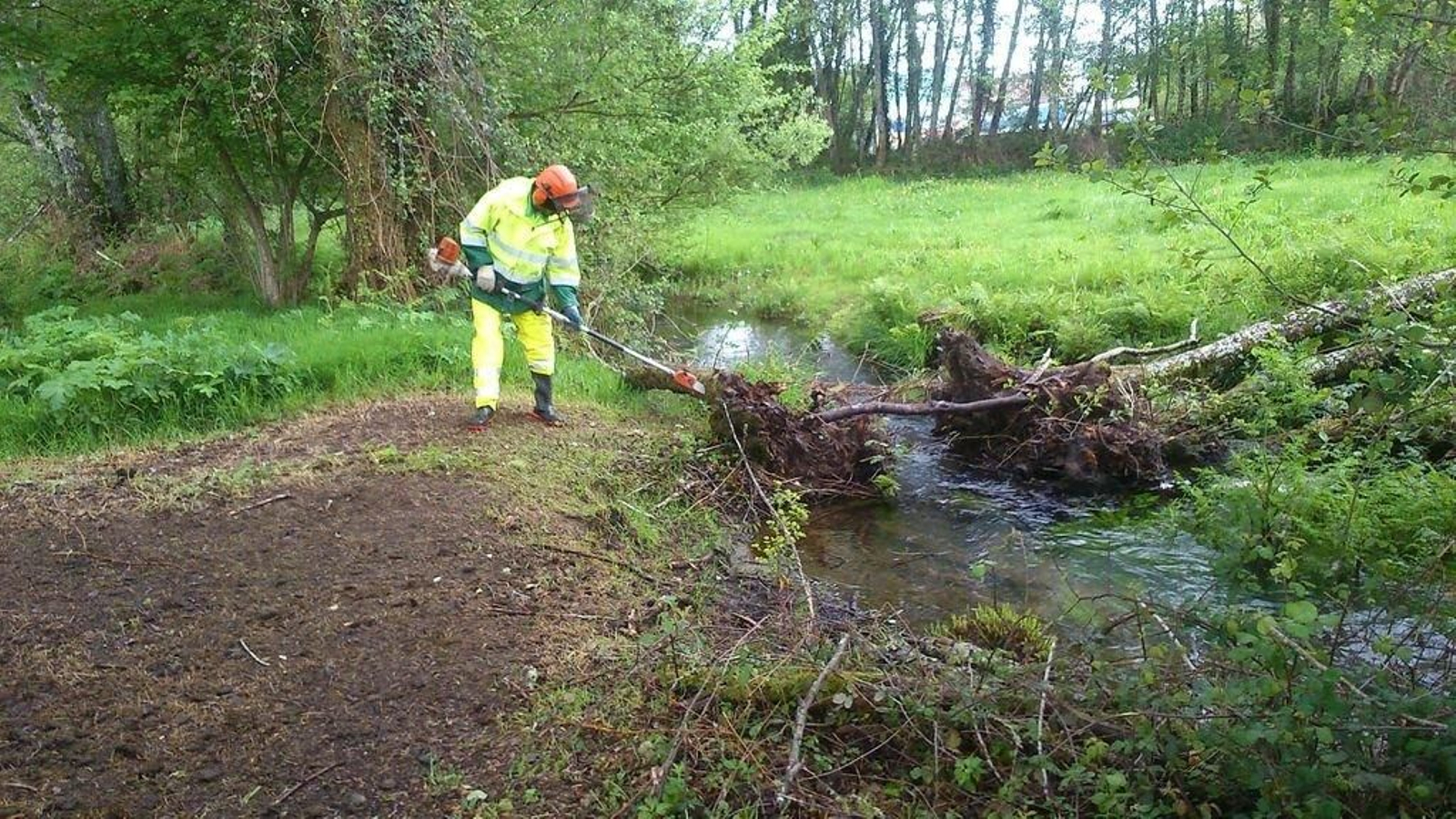 Comenzó la limpieza del lecho del río Zamáns, en las inmediaciones de la presa.