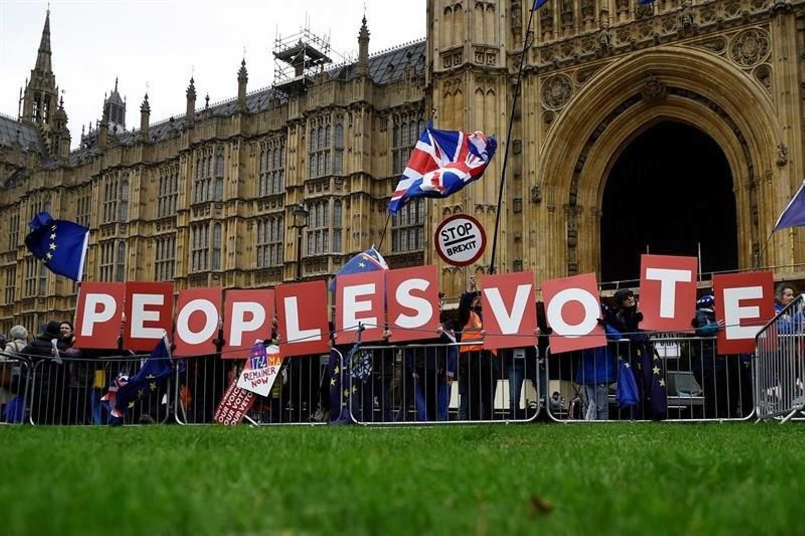 Ciudadanos en contra del "brexit" se manifiestan a las afueras del Parlamento en Londres.