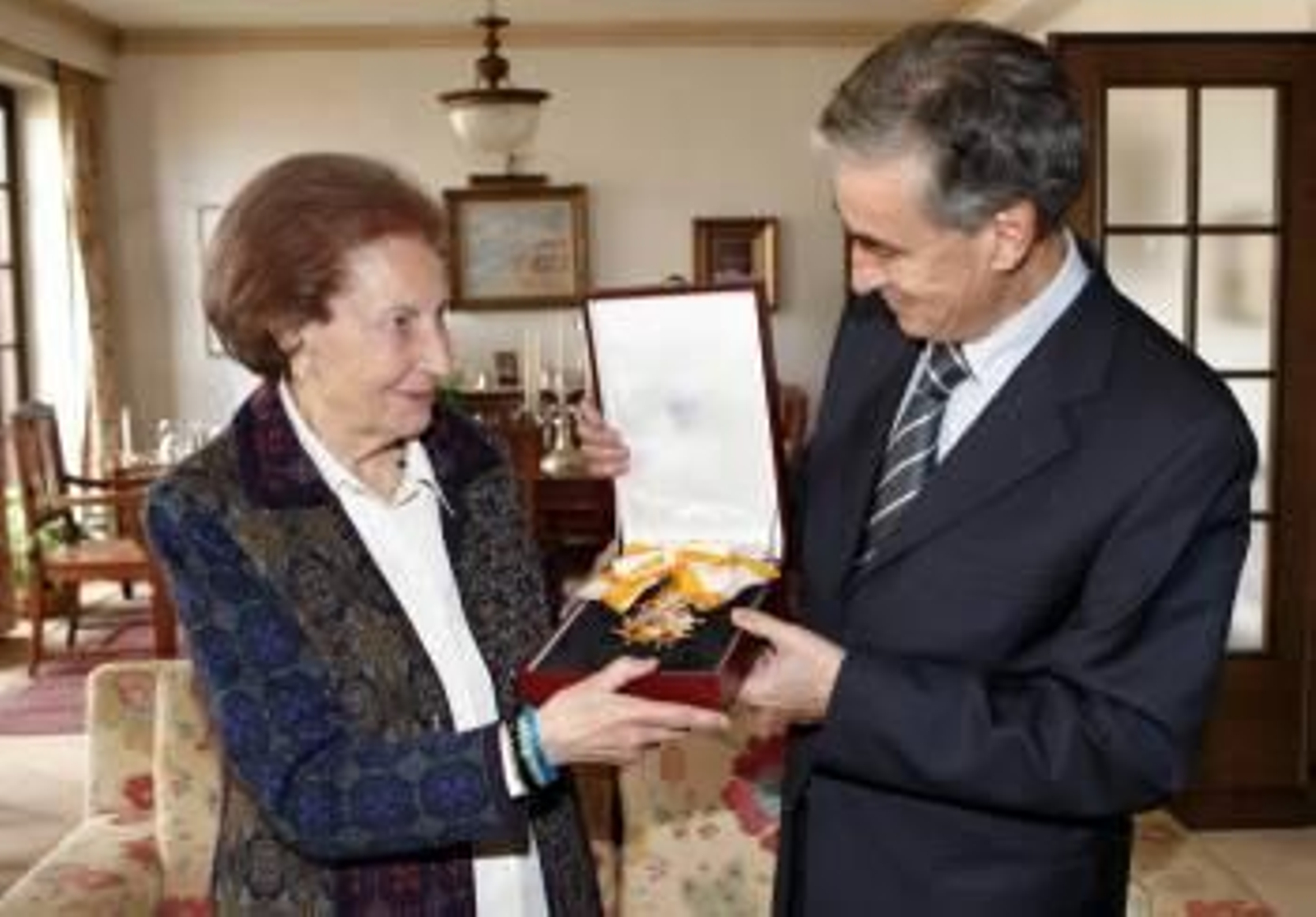 El ministro de Presidencia, Ramón Jáuregui, entrega la Gran Cruz de la Orden de Isabel la Católica a la viuda del abogado y político Juan María Bandrés, Francisca Bengoetxea (Foto: EFE)