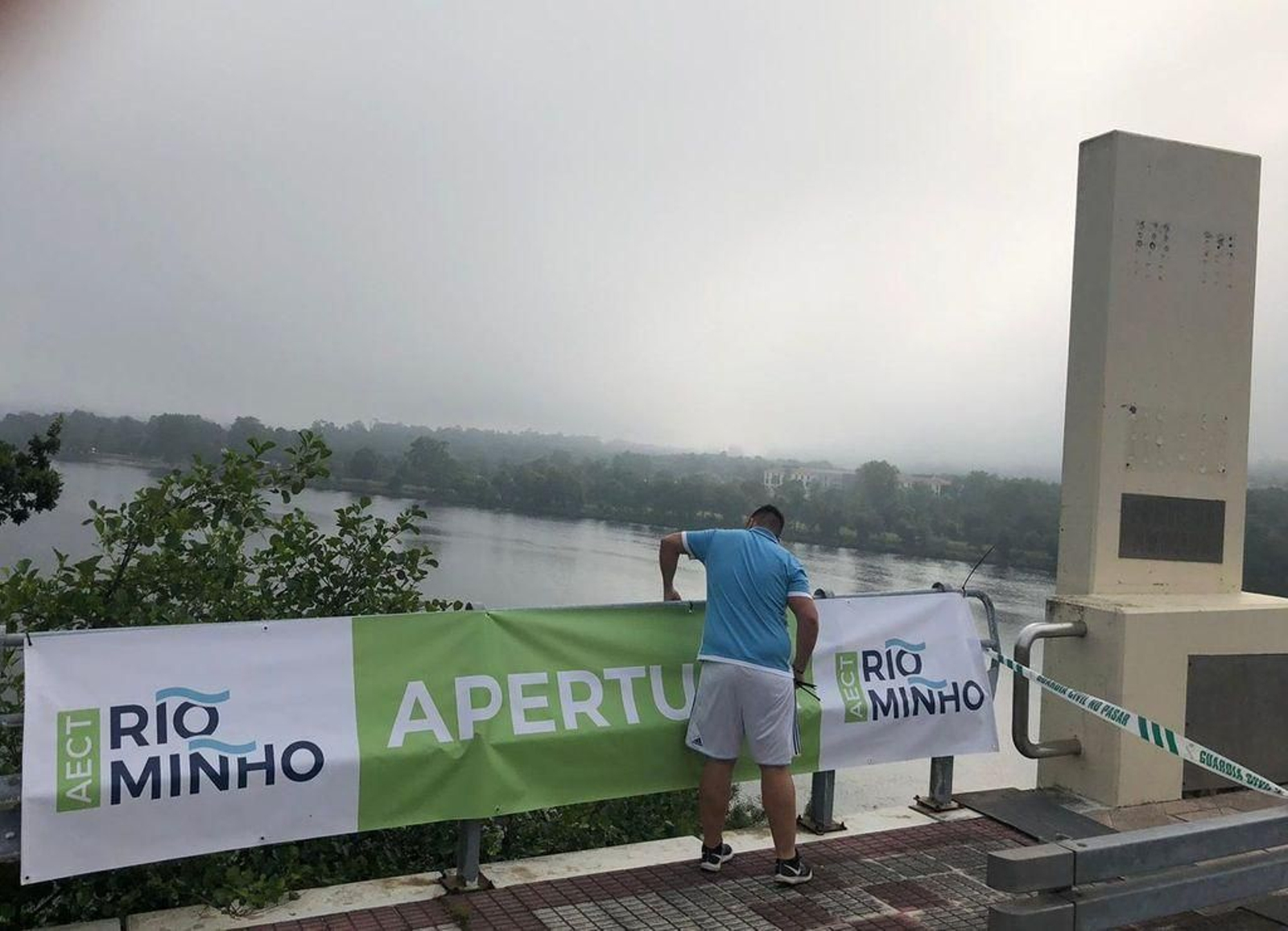 Bandas reivindicativas en los puentes del Miño.