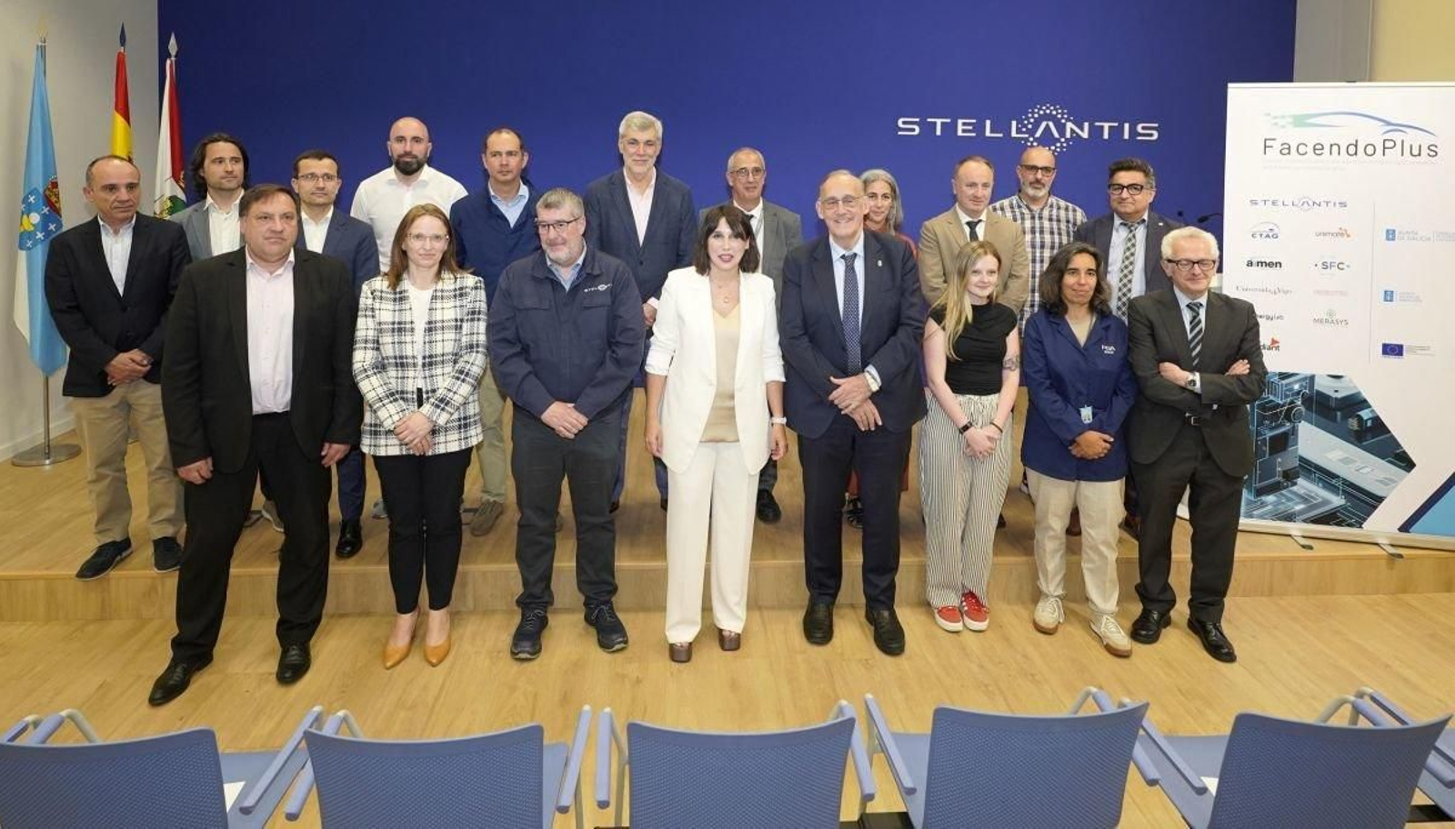 José Luis Alonso Mosquera, tercero por la izquierda, al lado de la conselleira Lorenzana y el rector de la Uvigo.