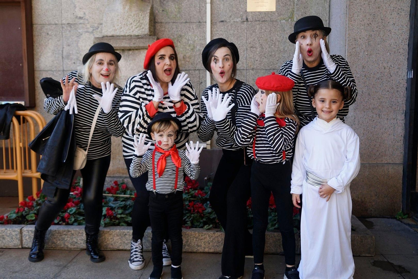 Participantes en el concurso de disfraces del Entroido de Vigo.