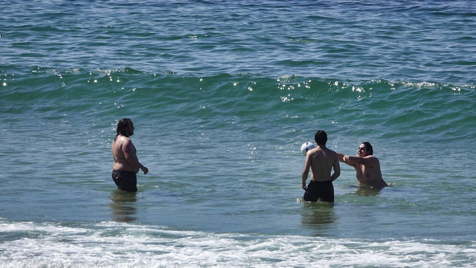 Gente bañándose en Samil.