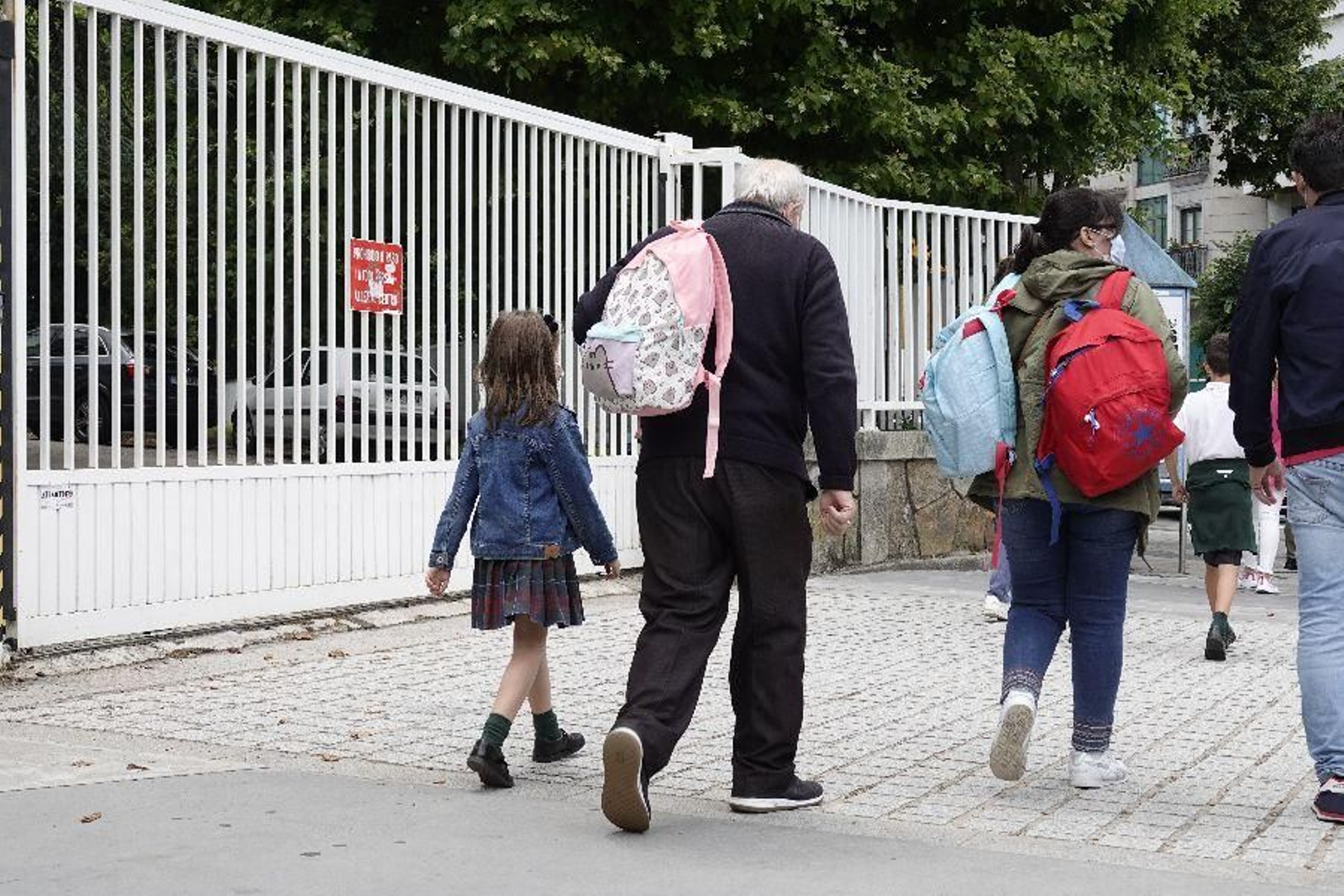 El curso del covid se despide con abrazos. // Vicente Alonso