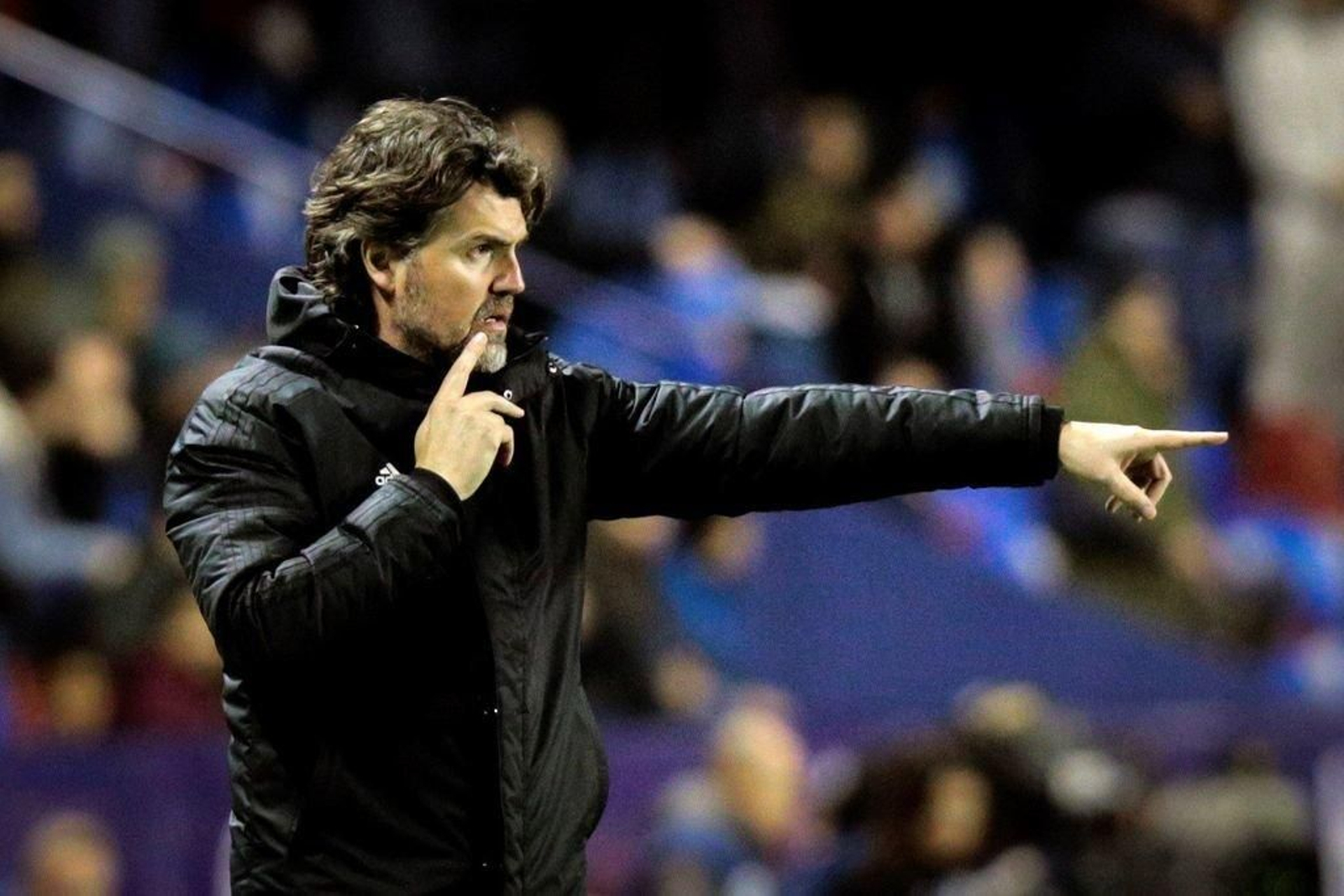 Roger García da instrucciones en el partido de ayer disputado en el Ciutat de Valencia.