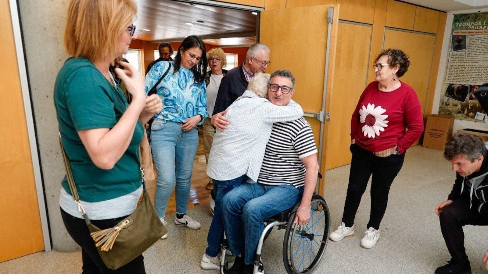 Chano Rodríguez recibe el cariño de sus seres queridos. // Vicente Alonso