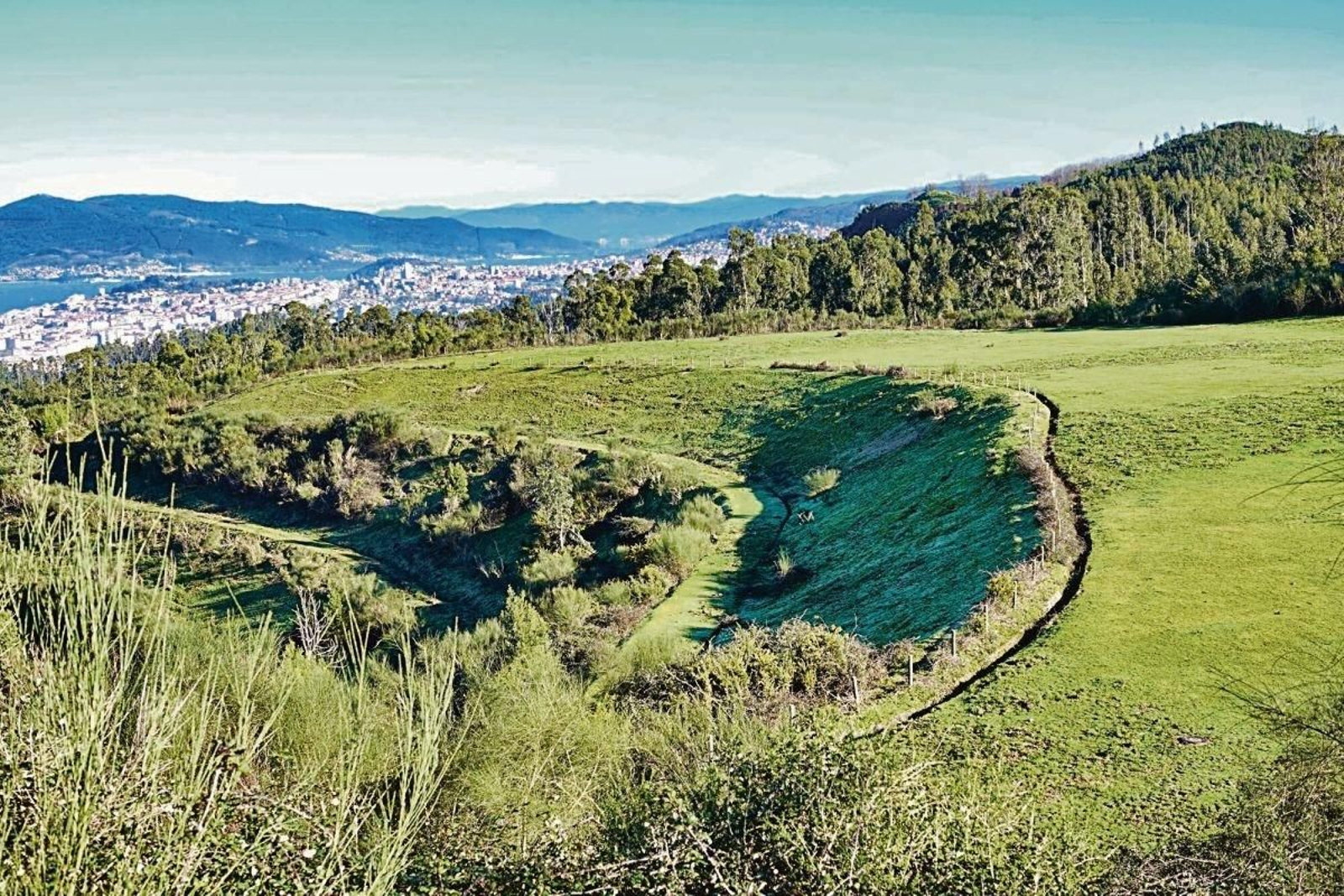 Así está hoy O Zondal: aunque no lo parezca, bajo esta montaña había millones de toneladas de basura.