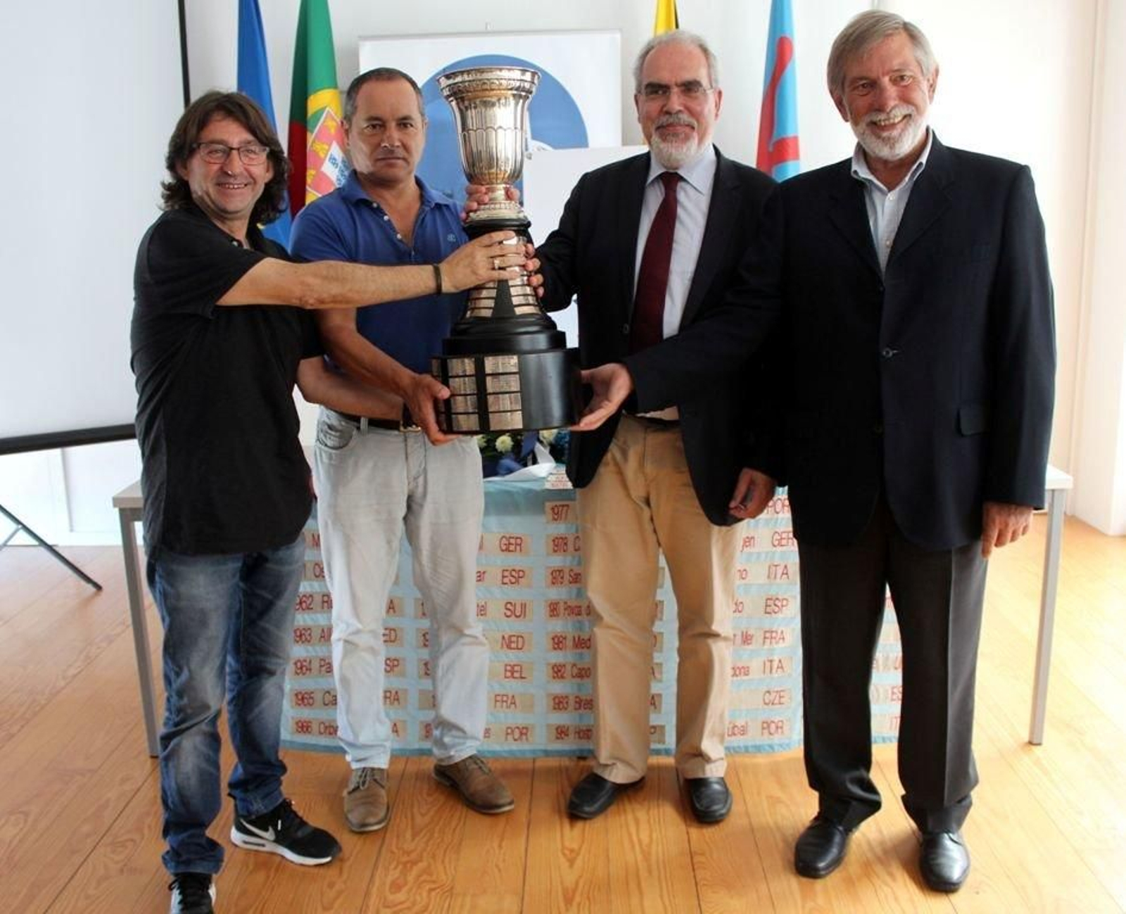 González Ballesta (d) presentó la Copa del Navegante en Portugal.