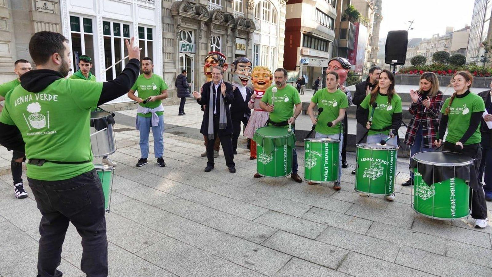 Presentación de 'Batukada Lenha' en Porta do Sol.