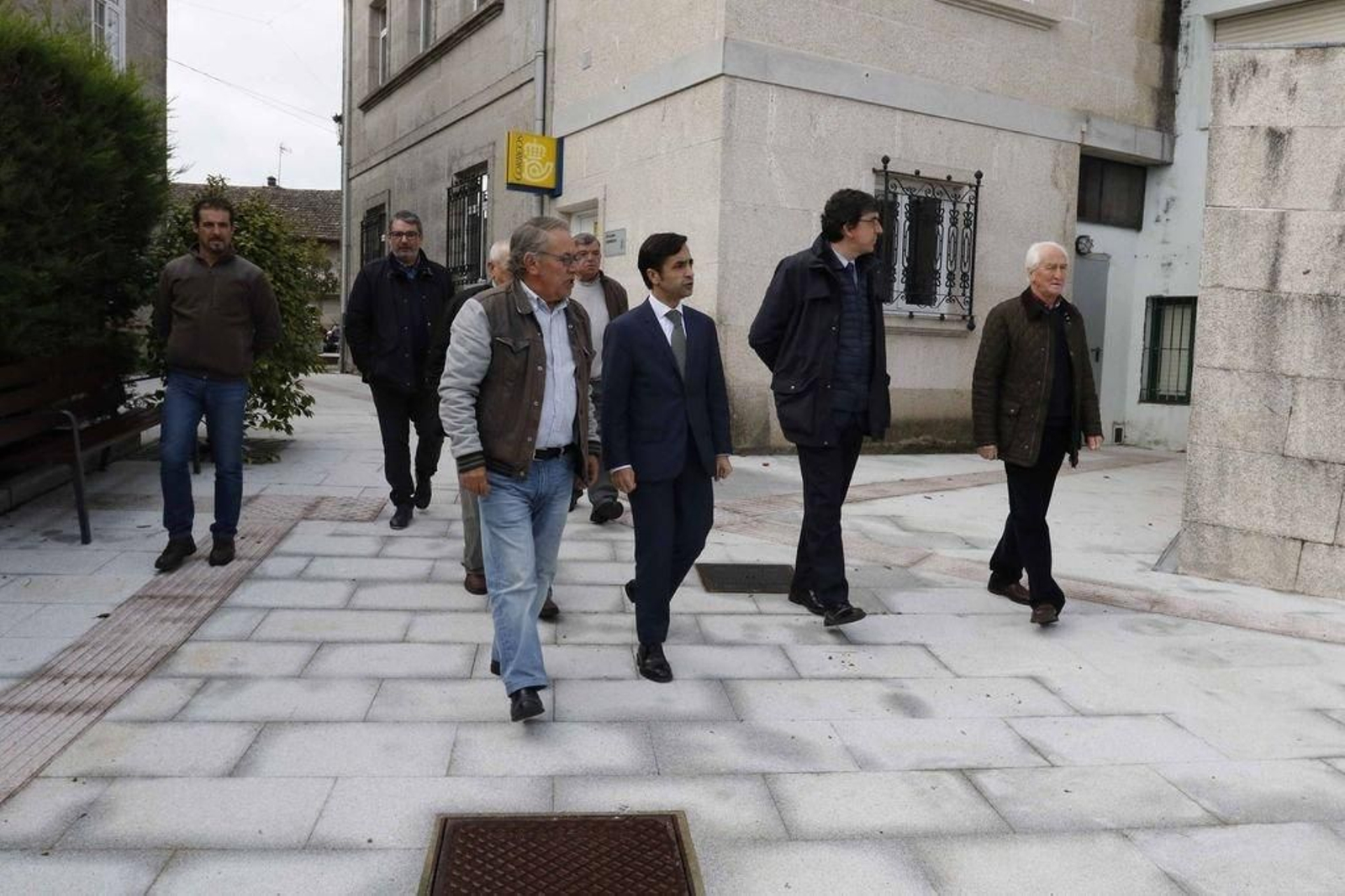 El alcalde Emiliano Lage acompañó al conselleiro de Política Social en su visita ayer a las obras.