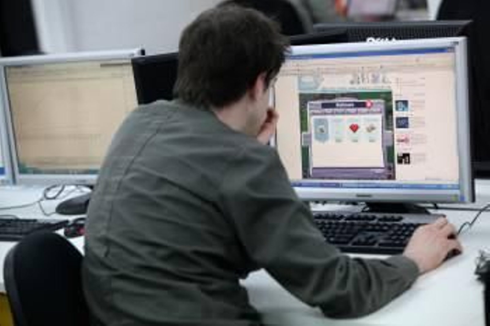 Un trabajador entra en una página de juegos a través de internet desde su lugar de trabajo. (Foto: ARCHIVO)